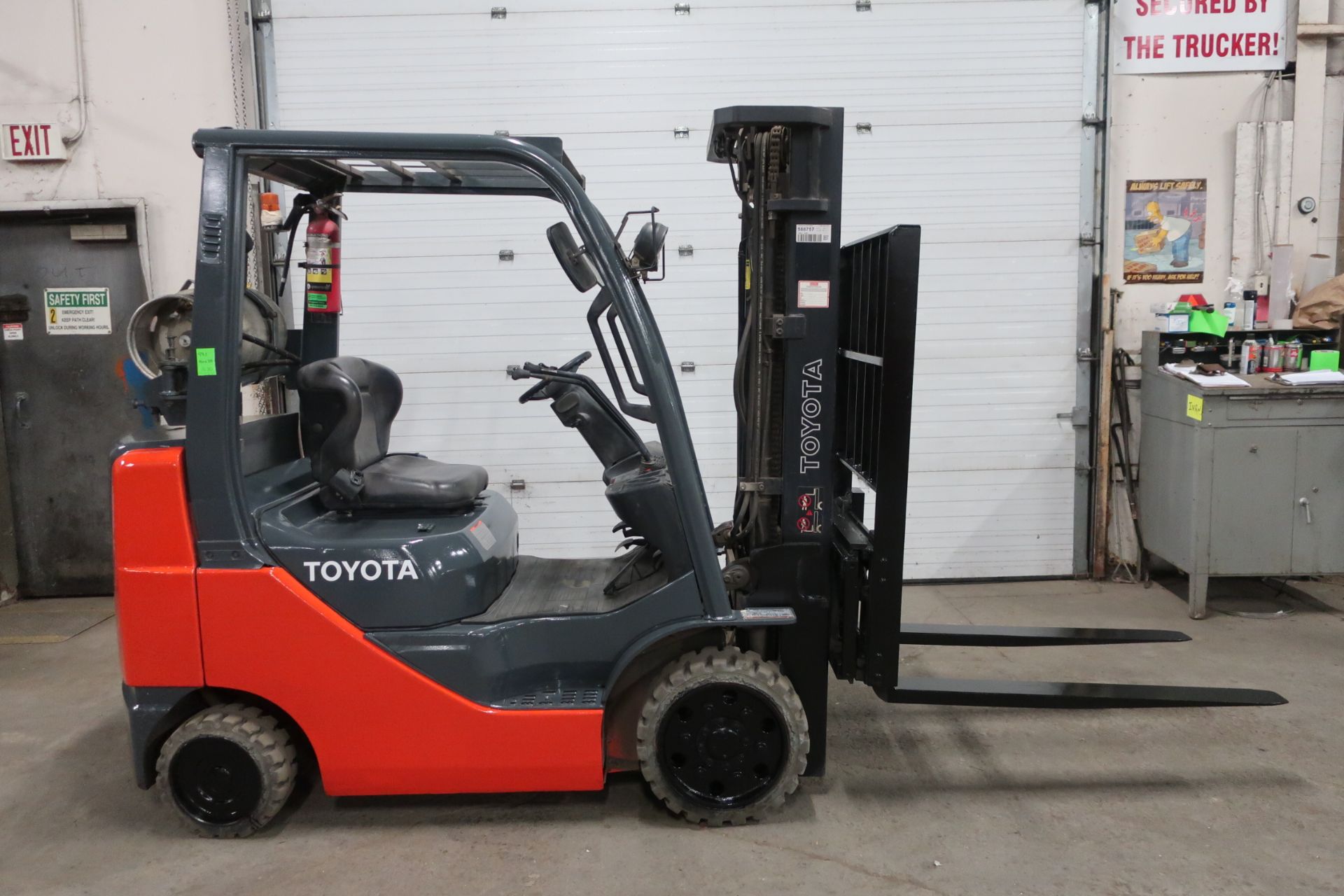 FREE CUSTOMS - Toyota 5000lbs Capacity Forklift with 3-stage mast - LPG (propane unit)