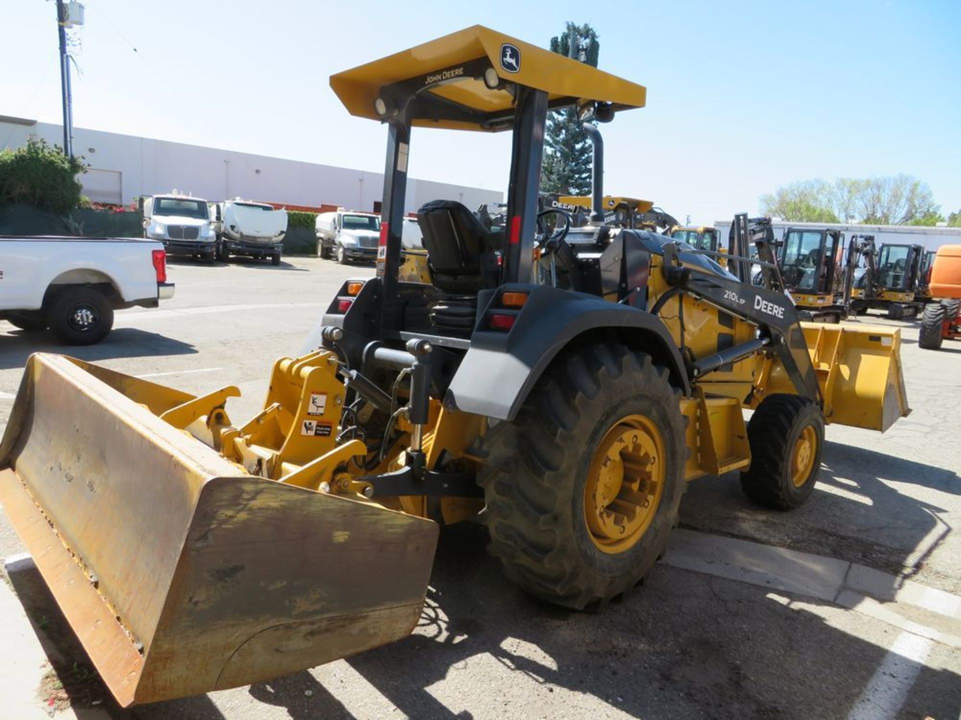 (2017) John Deere mod. 210L, Tractor Skip Loader, Net Power 69KW (93hp), Operating Weight 11, - Image 4 of 8