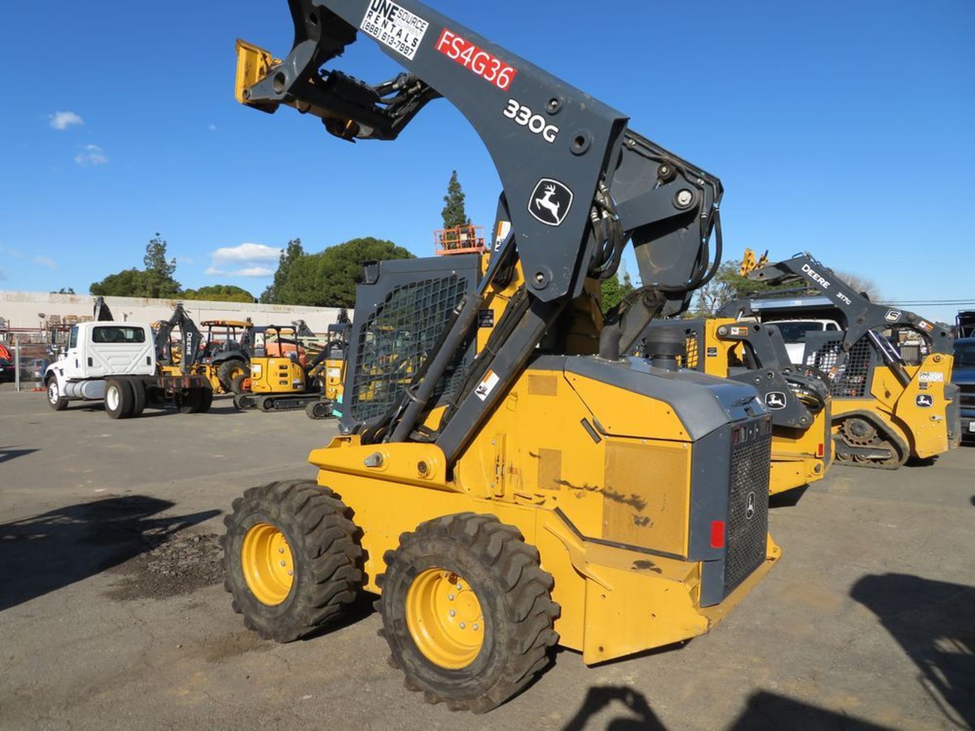 (2016) John Deere mod. 330G Skid Steer Loader Rated Operated Cap. 1.362KG (3,000lb) Gross HP 68. - Image 4 of 10