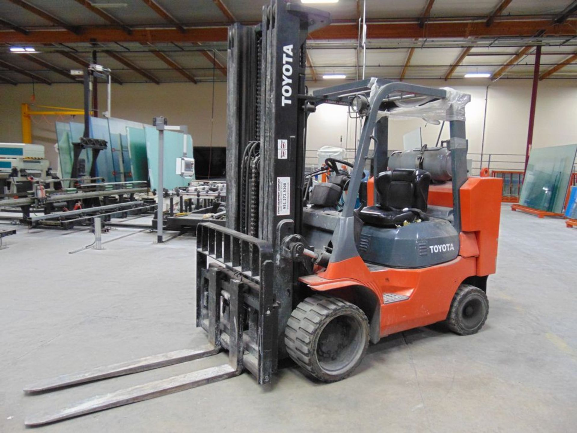 Toyota mod. 7FGCU45-BCS, 10,000lb. Cap Forklift LPG, 3-Stage Mast, Hard Tires, Hours: n/a; S/N 71165 - Image 2 of 6