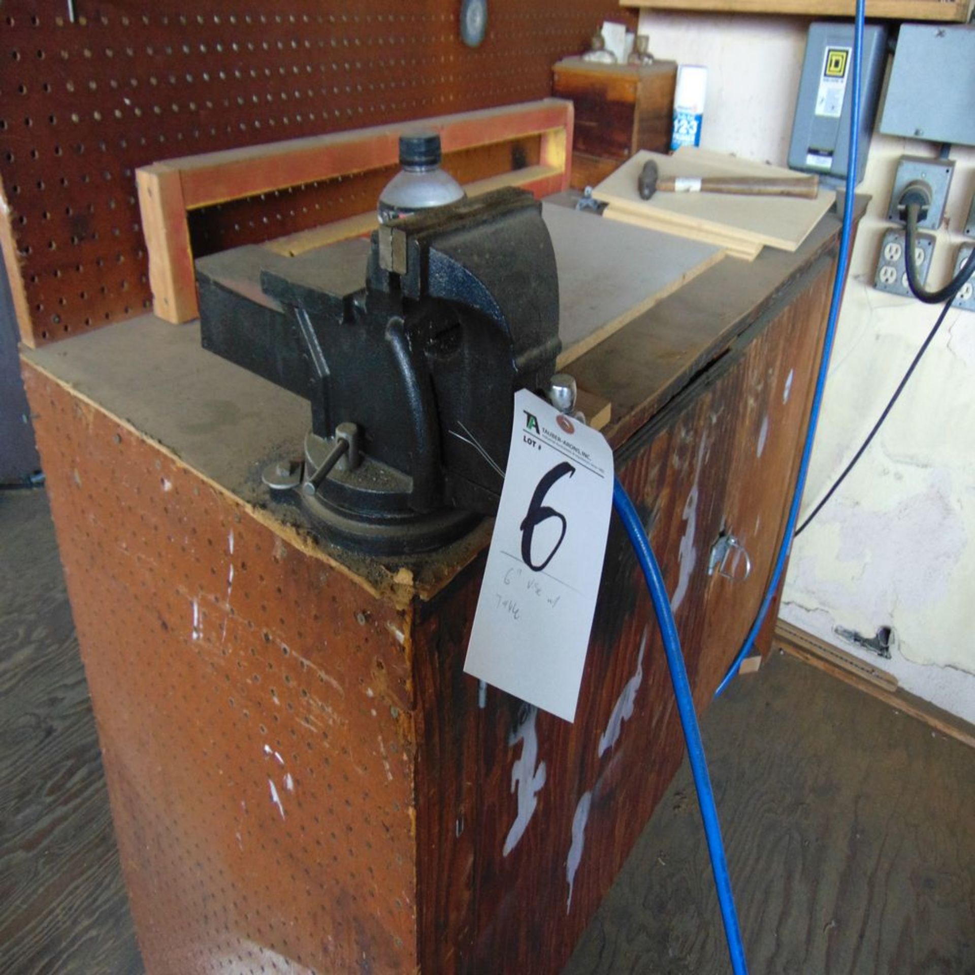 (Lot) 6'' Vise w/ Table