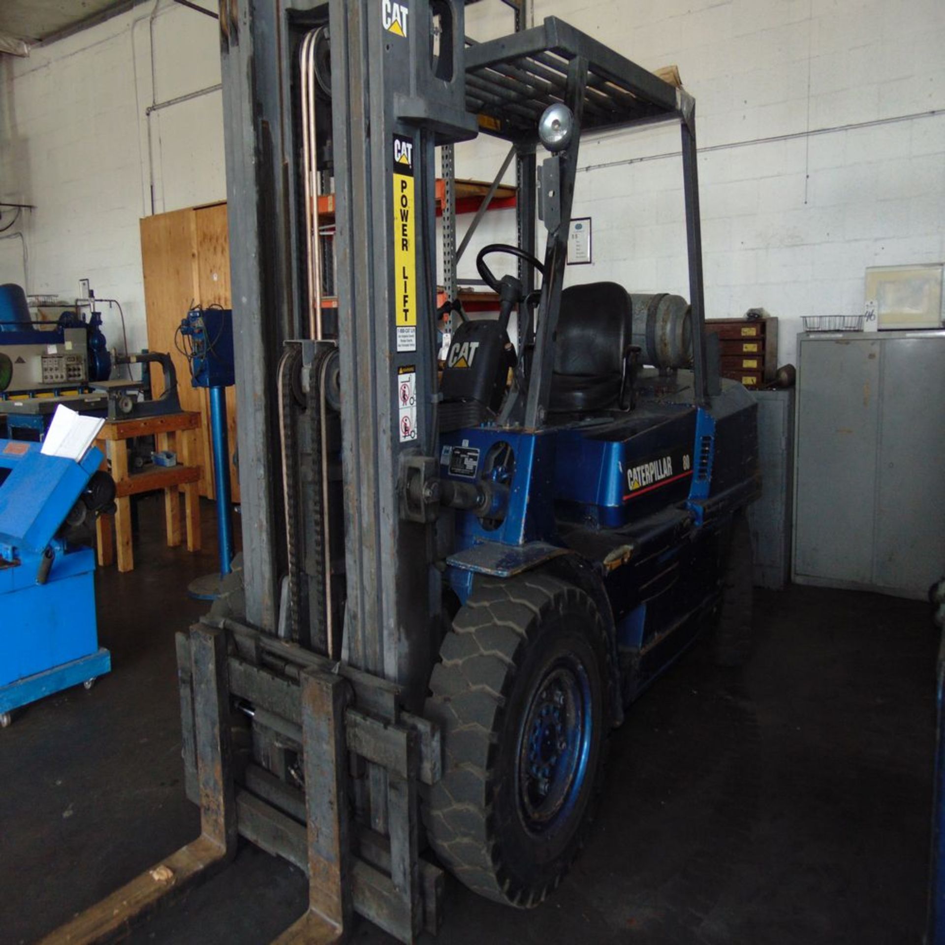 Caterpillar mod. GPL40, 7,000lb. LPG Forklift w/ Pneu. Tires, 3-Stage Mast, Hours: 3,906; S/N - Image 2 of 4