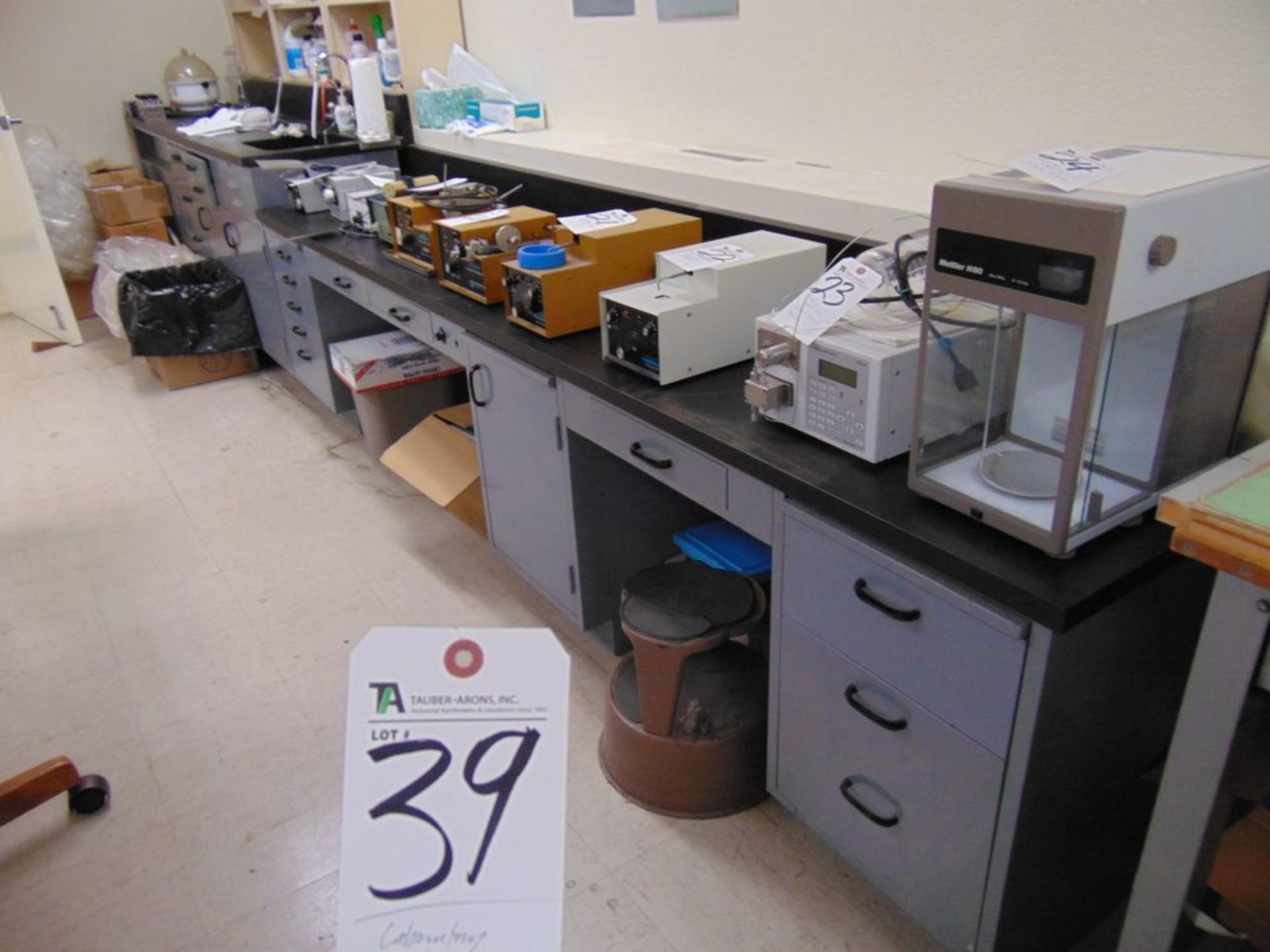 (Lot) Laboratory Furniture