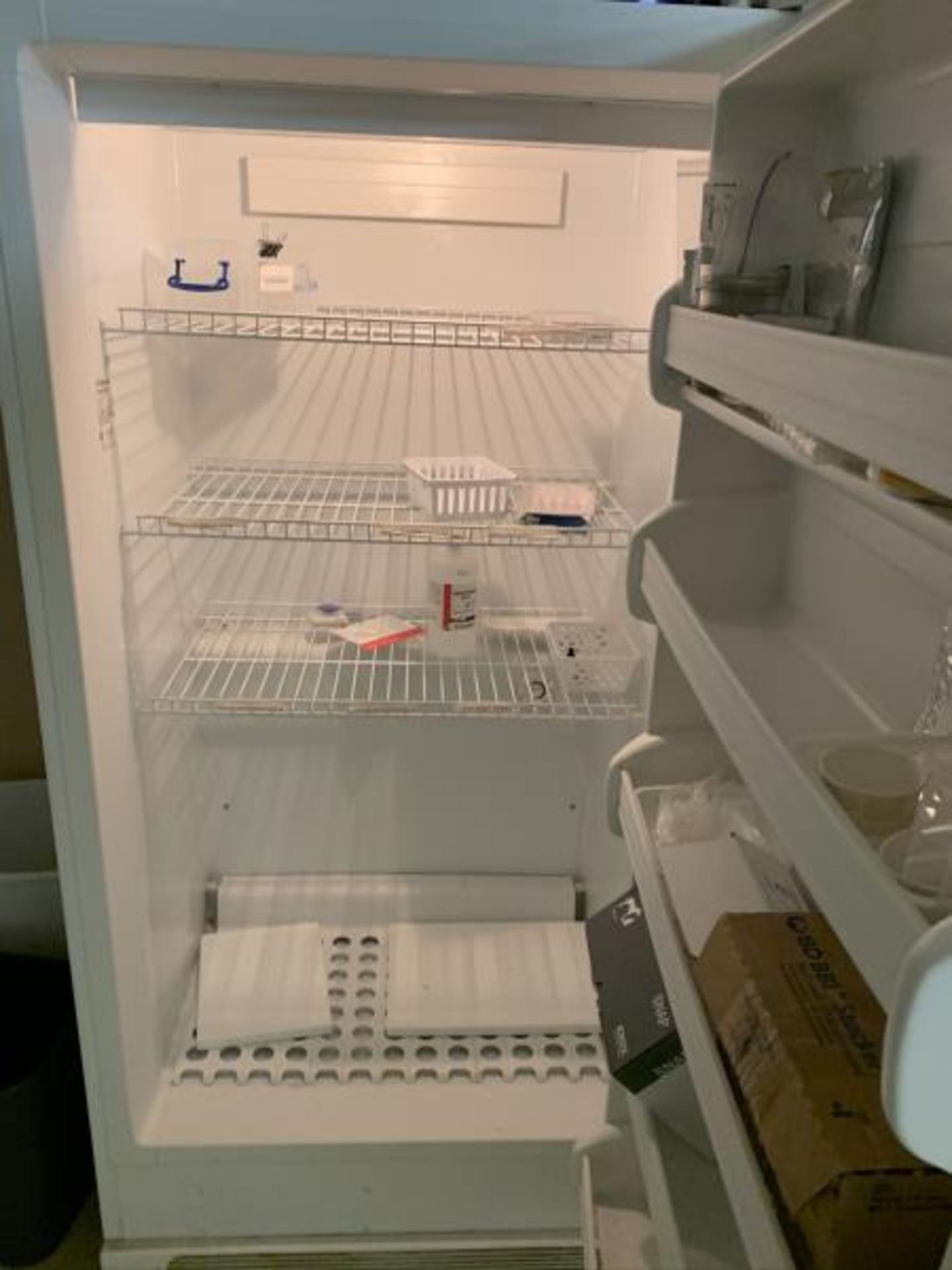 White Enamel Refrigerator by Kenmore, Model; 253.60722000, SN: WA64800982 - Image 3 of 3