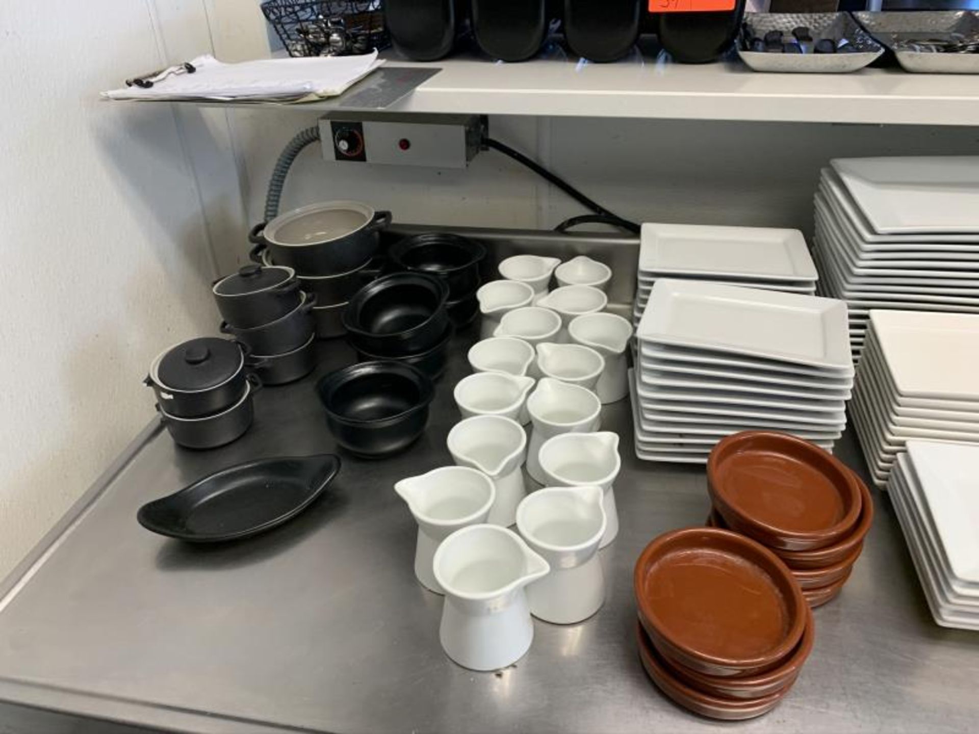 White China plantes, bowls, serving platters, sauce carafe, black crocks - Bild 4 aus 4