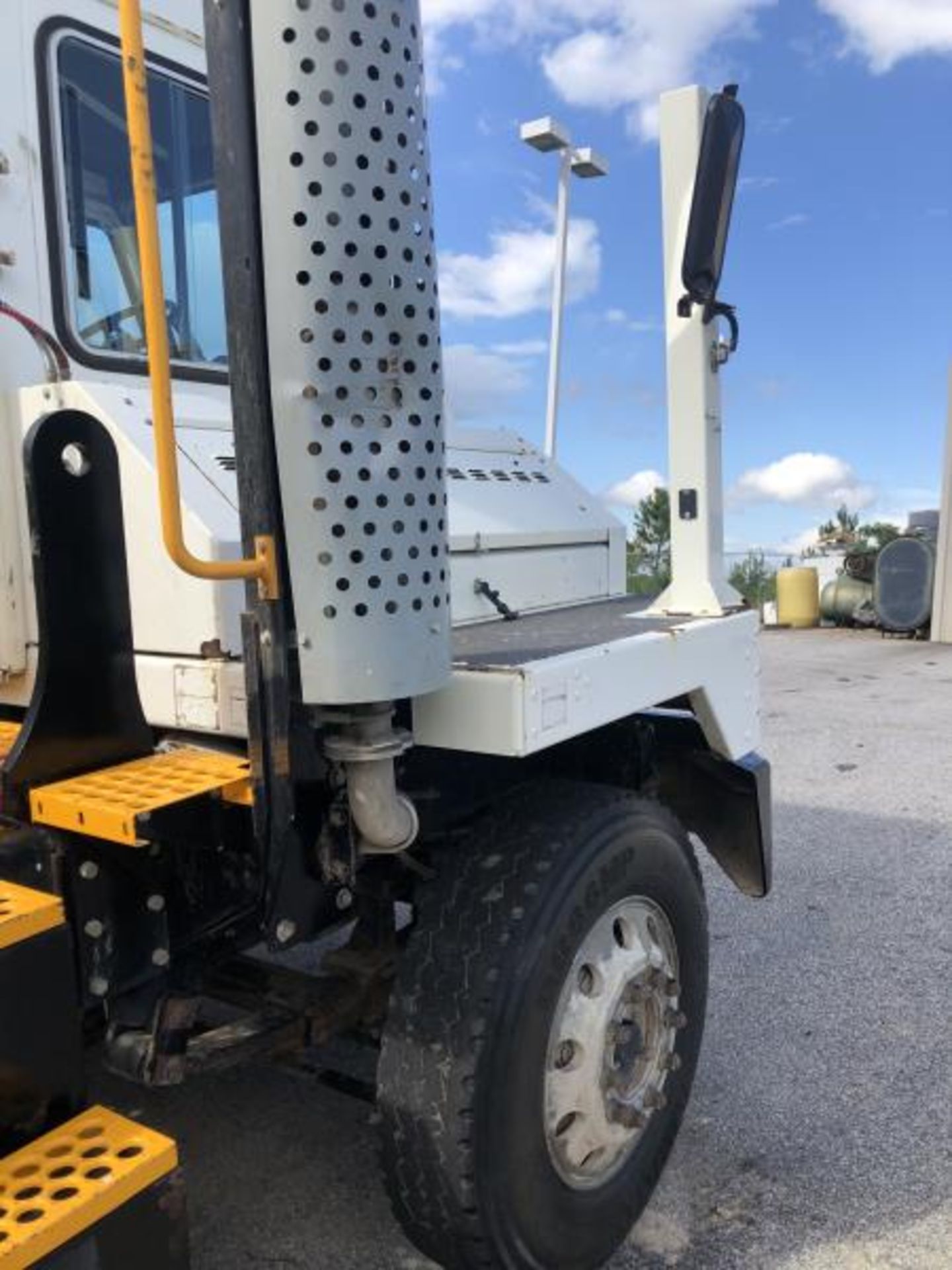 2015 Kalmar Ottawa 4x2 Yard Truck , SN: 338841 4,267.2 Hours, 1,683 Miles - Image 17 of 34