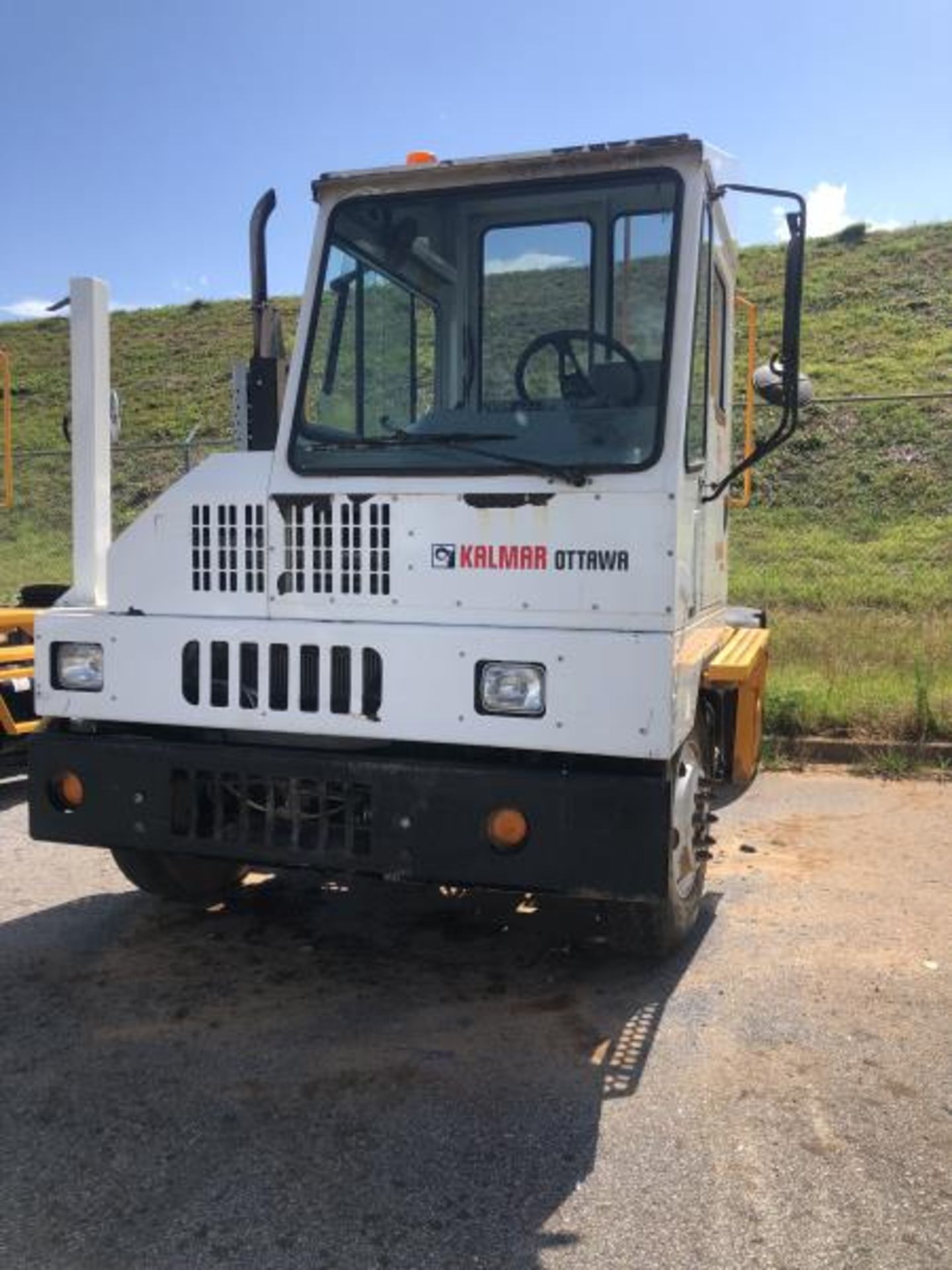 "2015 Kalmar Ottawa 4x2 Yard Truck , SN: 338839 920.2 Hours, 929 Miles Back Door Hard To Open." - Image 25 of 26