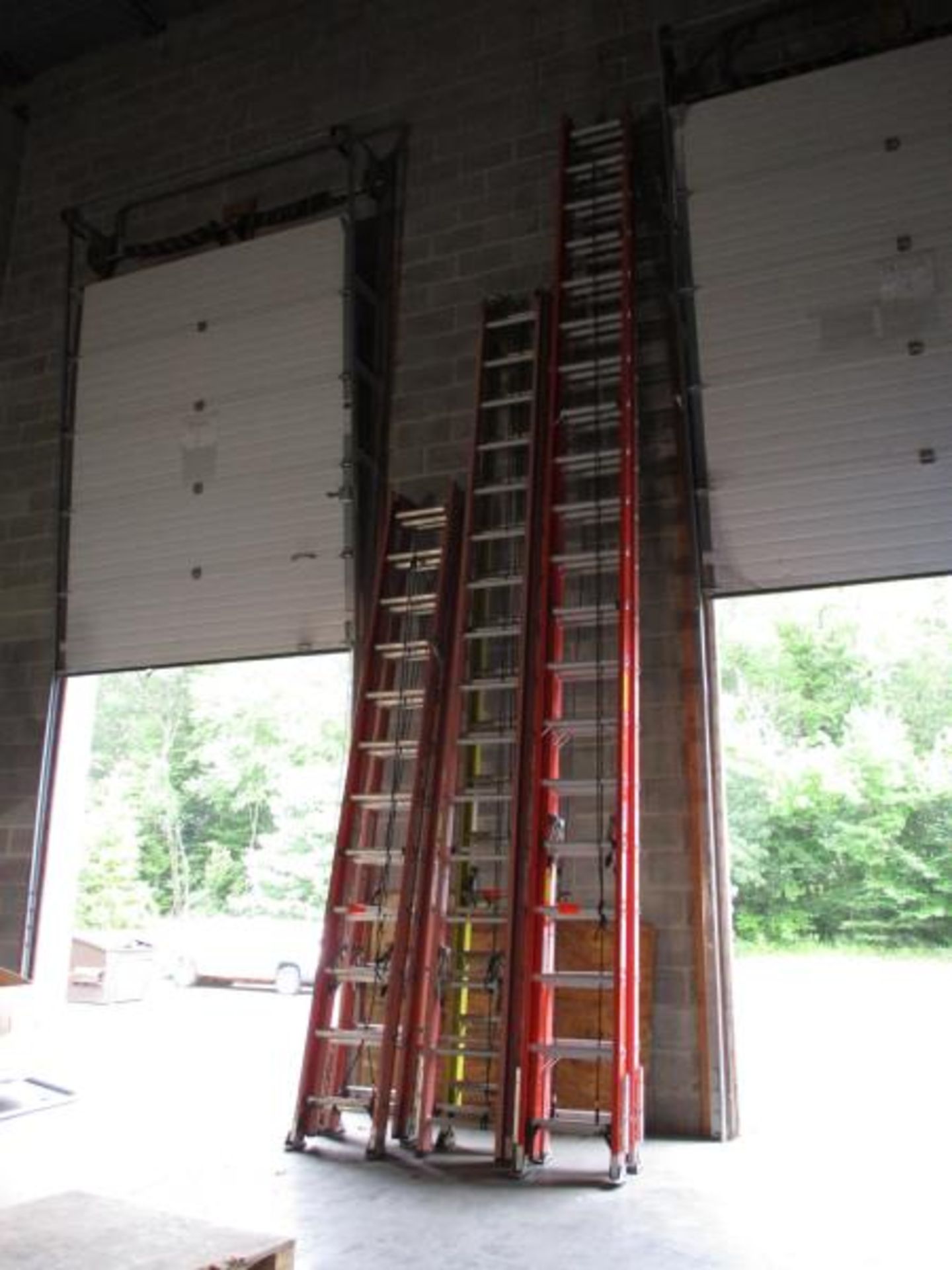 40' 300lb. Werner Extension Ladder - Image 4 of 4