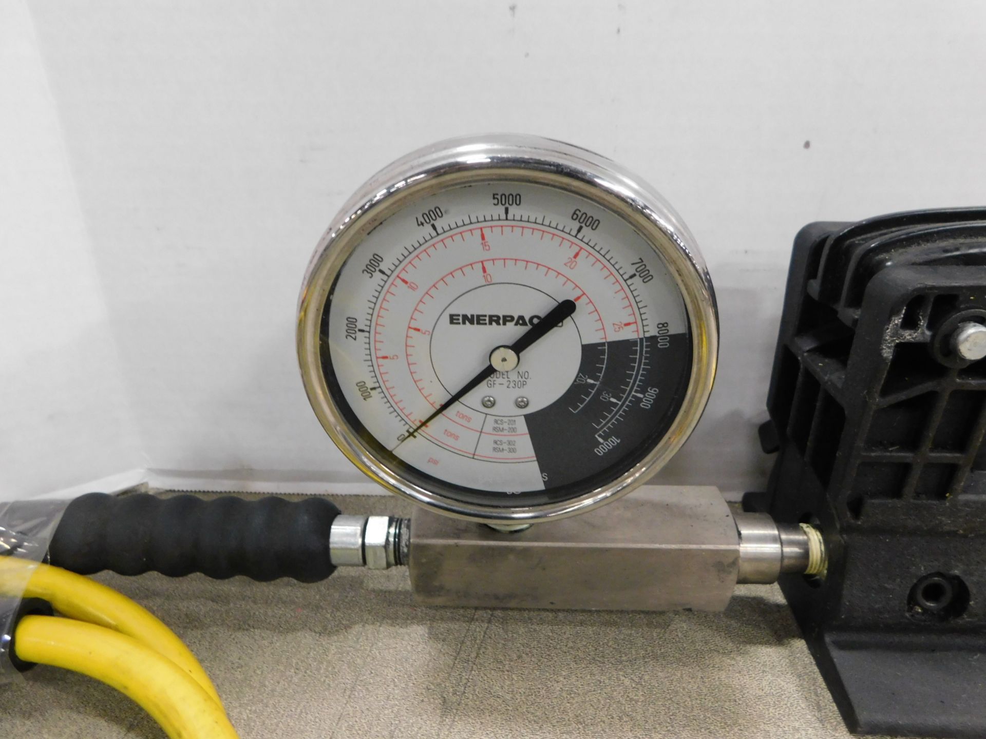 Enerpac Hand-Operated Hydraulic Pump with 10,000 PSI Pressure Gage - Image 2 of 4