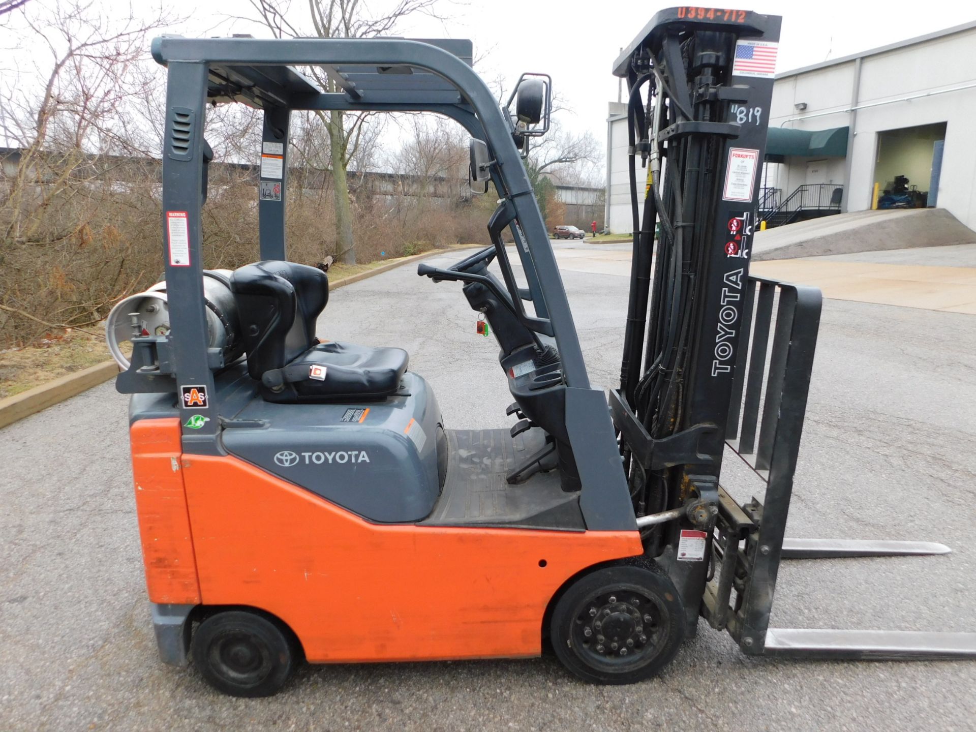 Toyota Model 8FGCU15 Forklift, SN 11819, 2,700 lb. Capacity, LP, Hard Tires, 3-Stage Mast, Side - Image 4 of 19