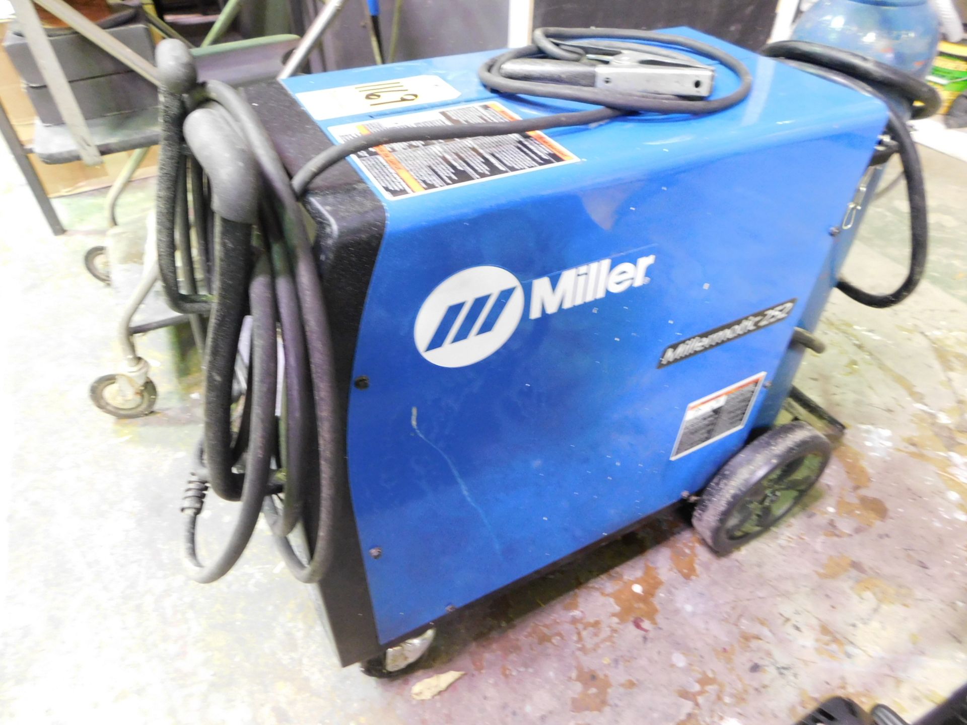 Miller Millermatic 252 Mig Welder SN MH030546N, with Mig Gun, (NOTE: Tank does not go with welder) - Image 3 of 4