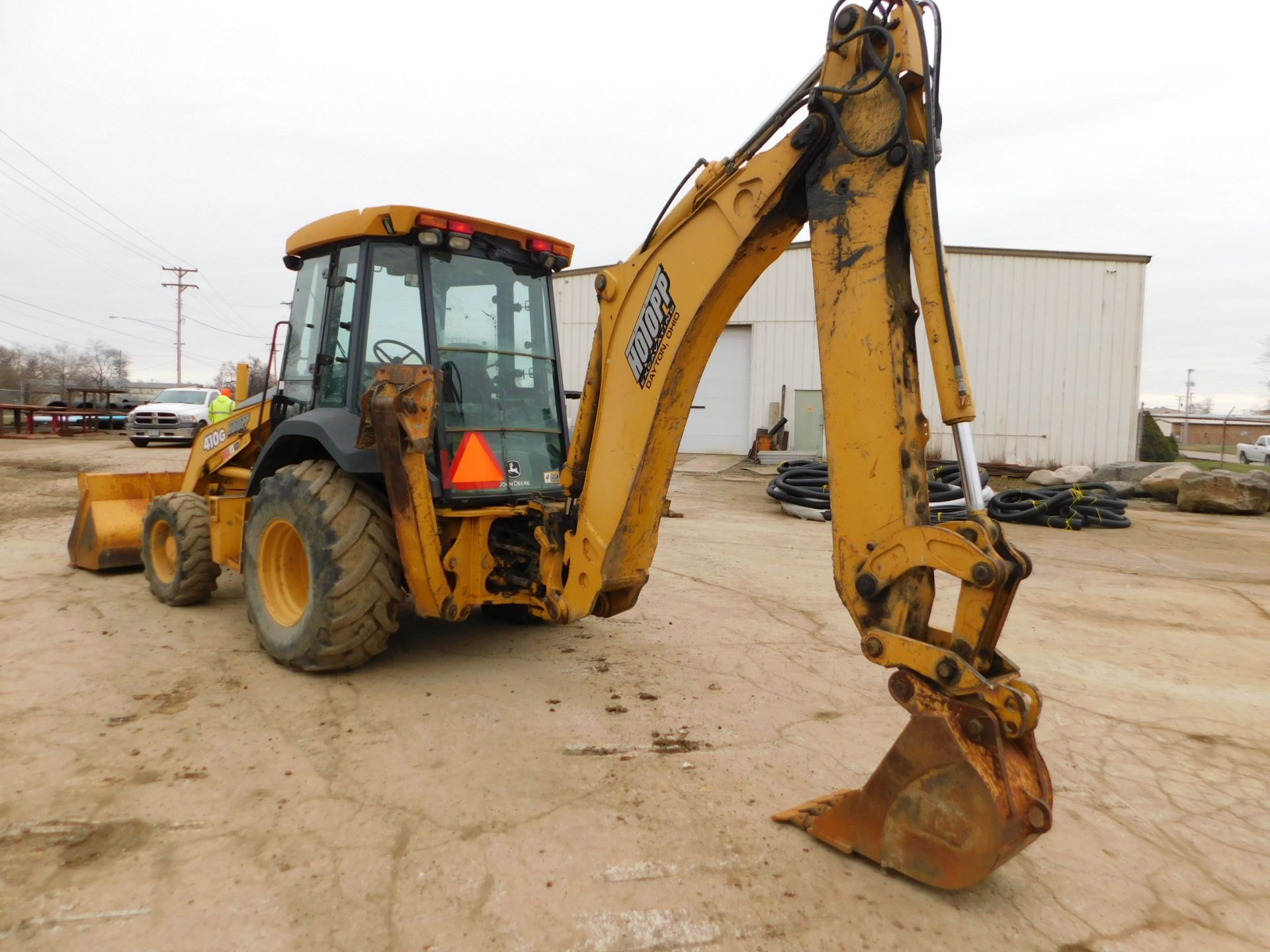 2004 John Deere Model 410G Backhoe, Enclosed Cab, 4 WD, 7'6" Loader Bucket, 18" Backhoe Bucket, - Image 6 of 27