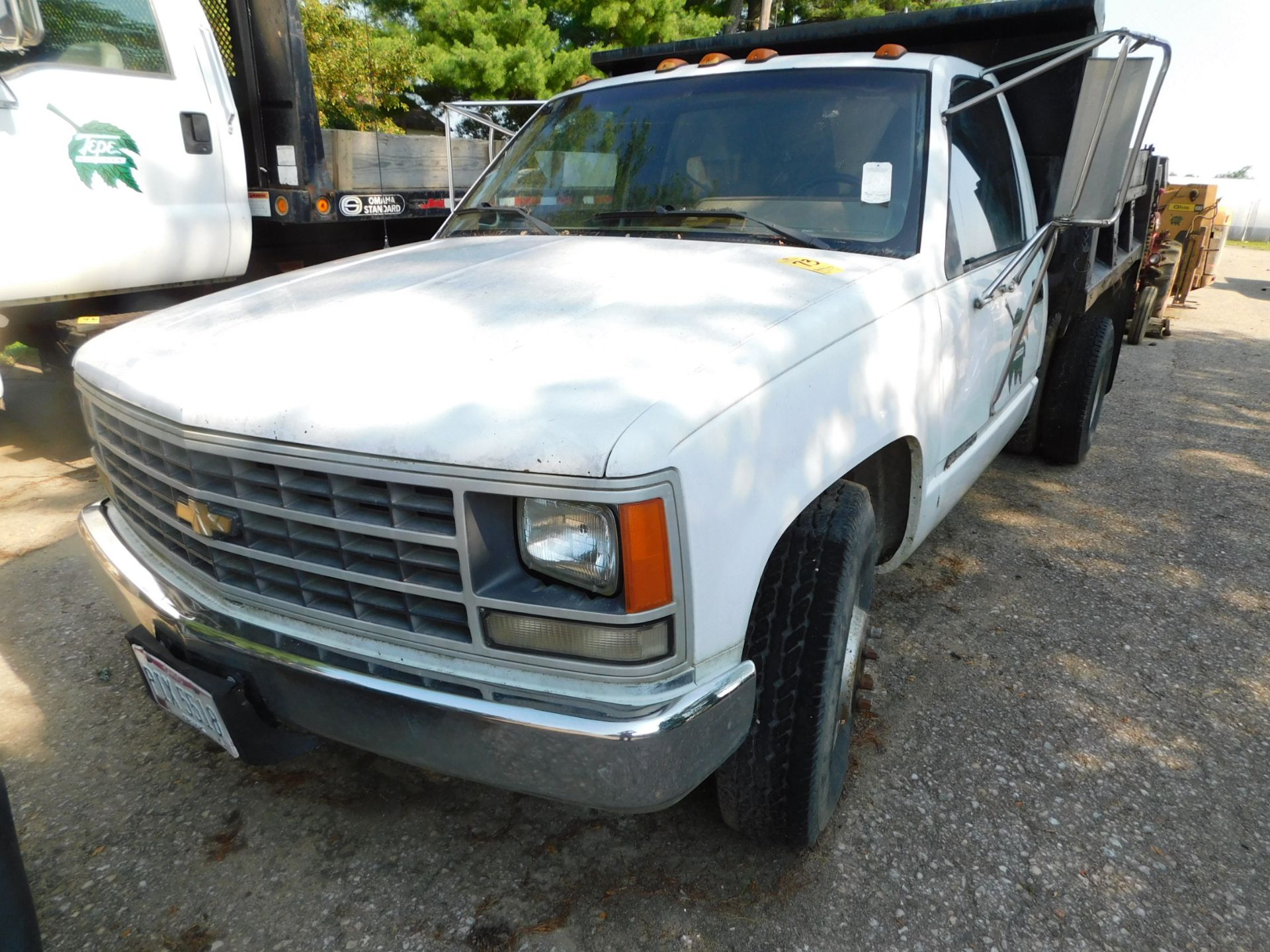 1990 C3500 Cheverolet Silverado 8' Dump Bed (Not in Service) VIN 1GBJC34K2LE188704 - Image 2 of 24