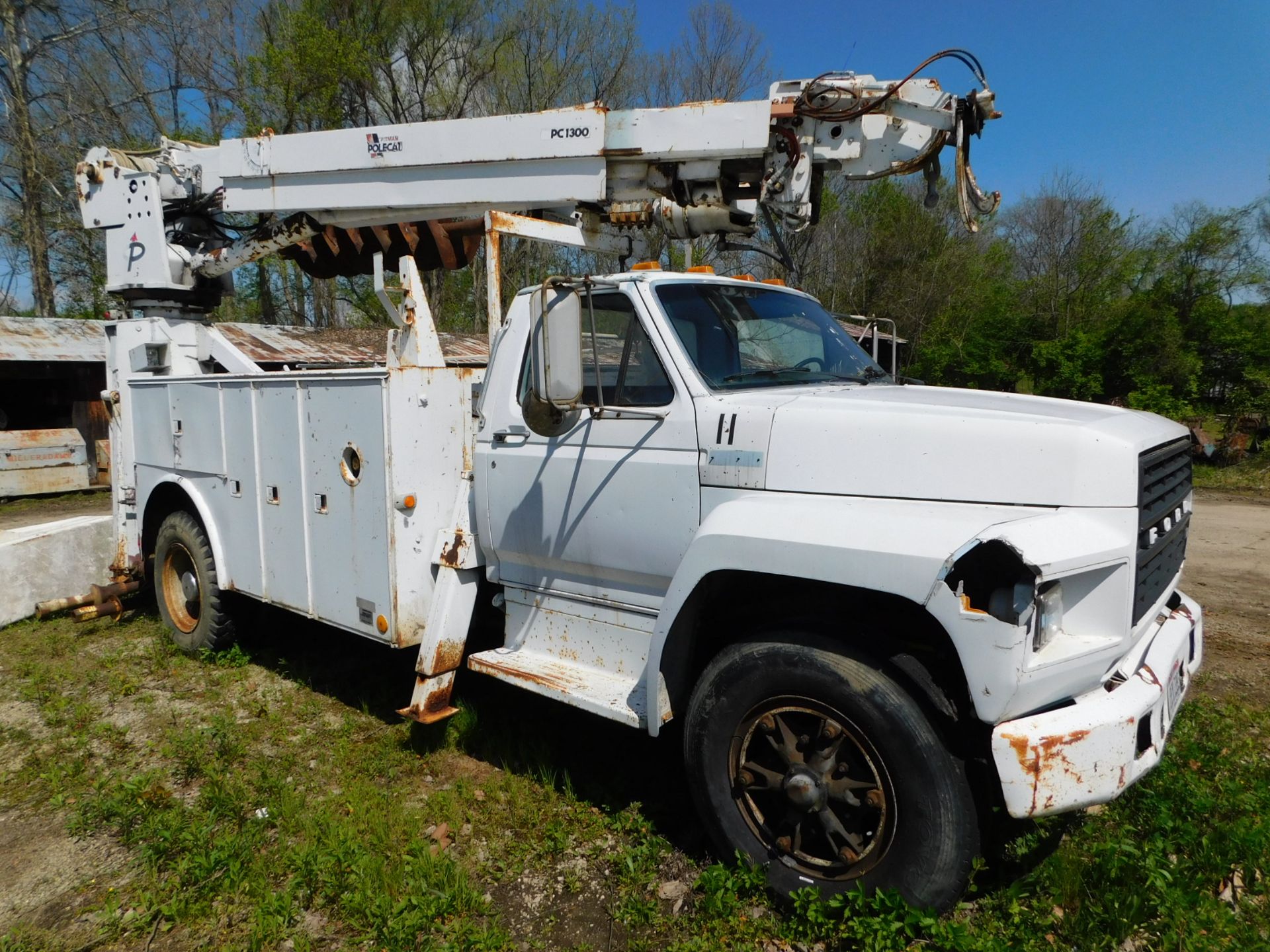 1985 Ford F700 Single Axle Auger/Pole Truck, VIN 1FDPF70H9FVA07189, Gas, 5-Speed Manual