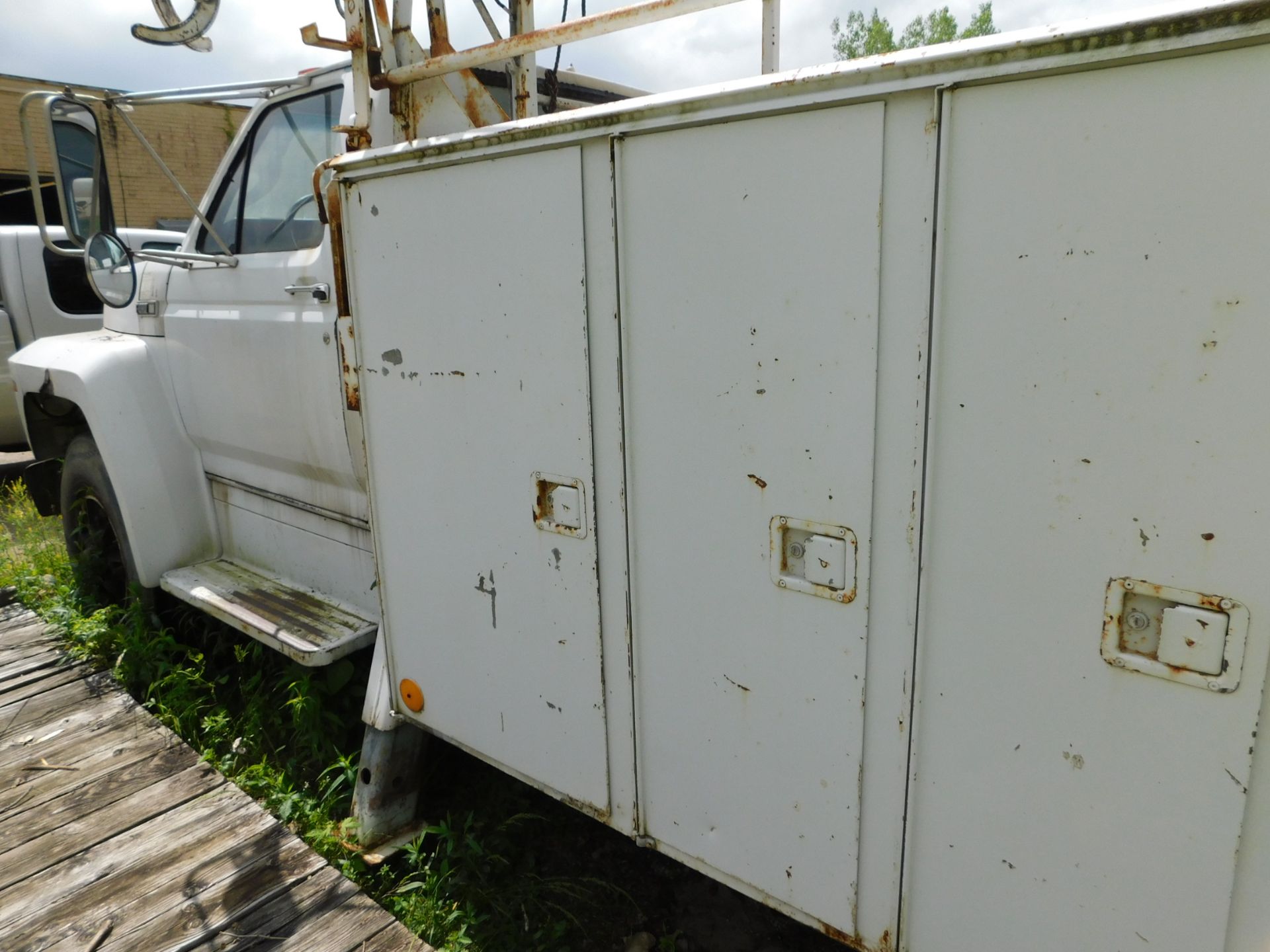 1985 Ford F700 Single Axle Auger/Pole Truck, VIN 1FDPF70H9FVA07189, Gas, 5-Speed Manual - Image 15 of 30