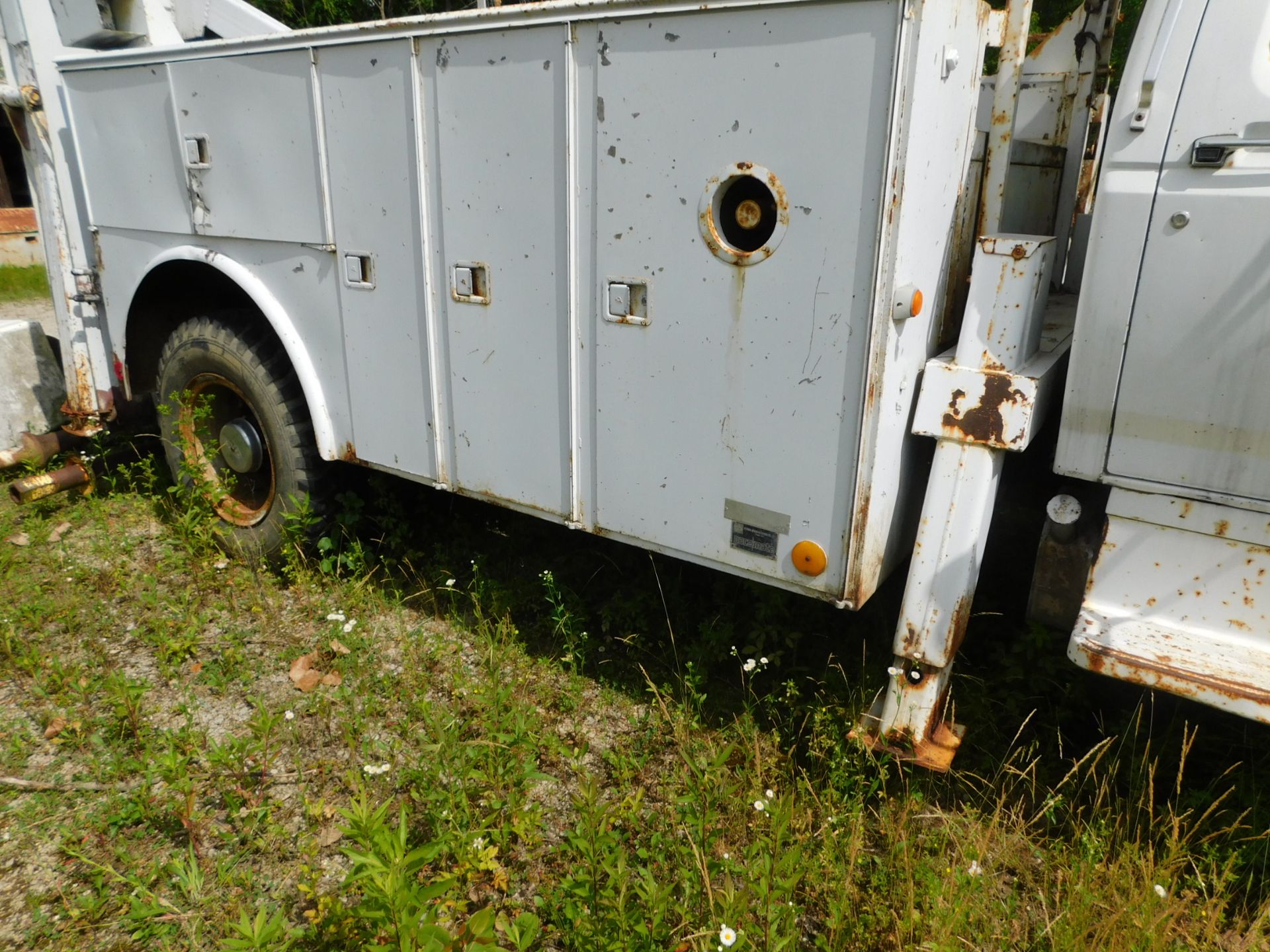 1985 Ford F700 Single Axle Auger/Pole Truck, VIN 1FDPF70H9FVA07189, Gas, 5-Speed Manual - Image 6 of 30