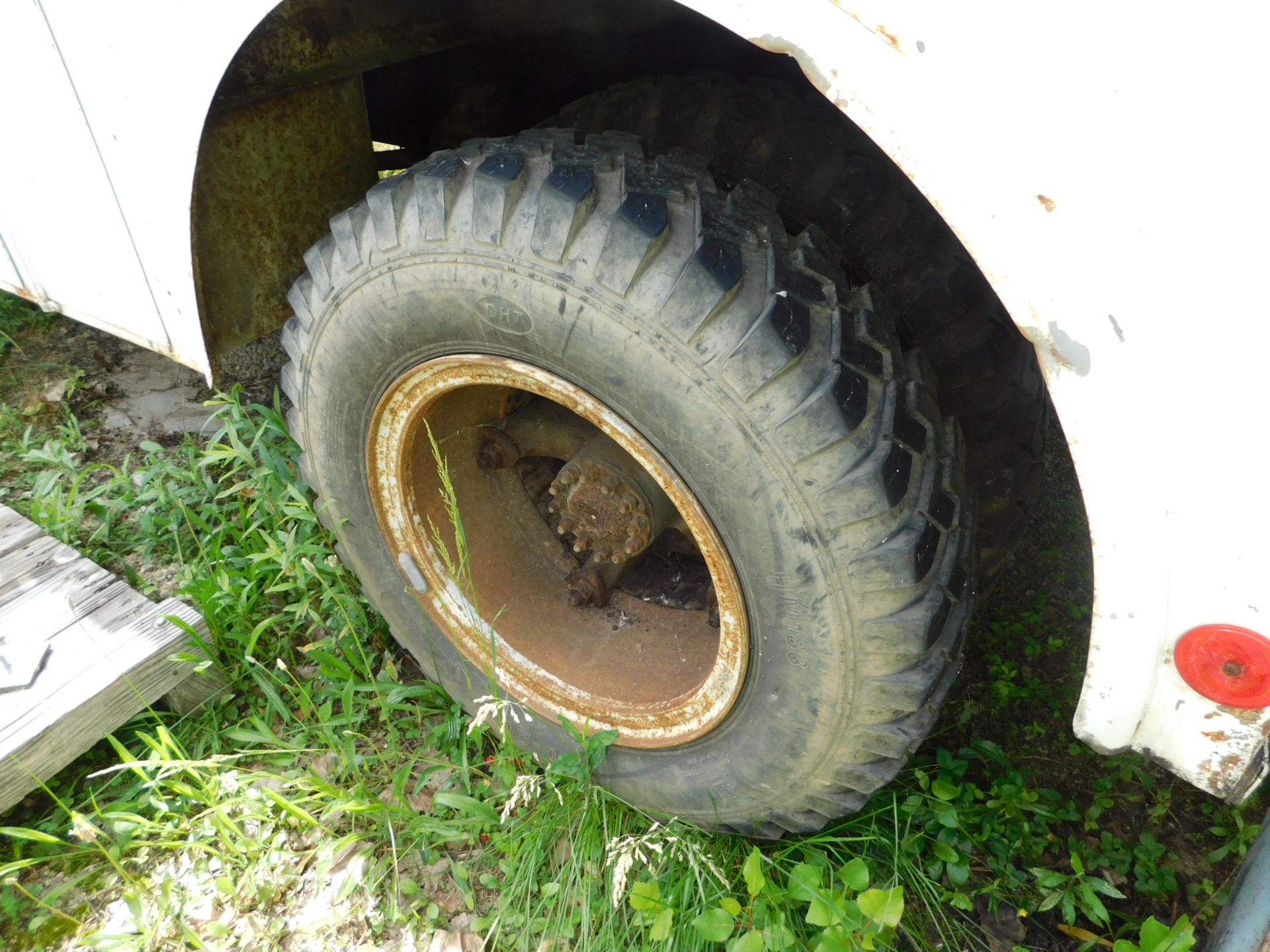 1985 Ford F700 Single Axle Auger/Pole Truck, VIN 1FDPF70H9FVA07189, Gas, 5-Speed Manual - Image 14 of 30