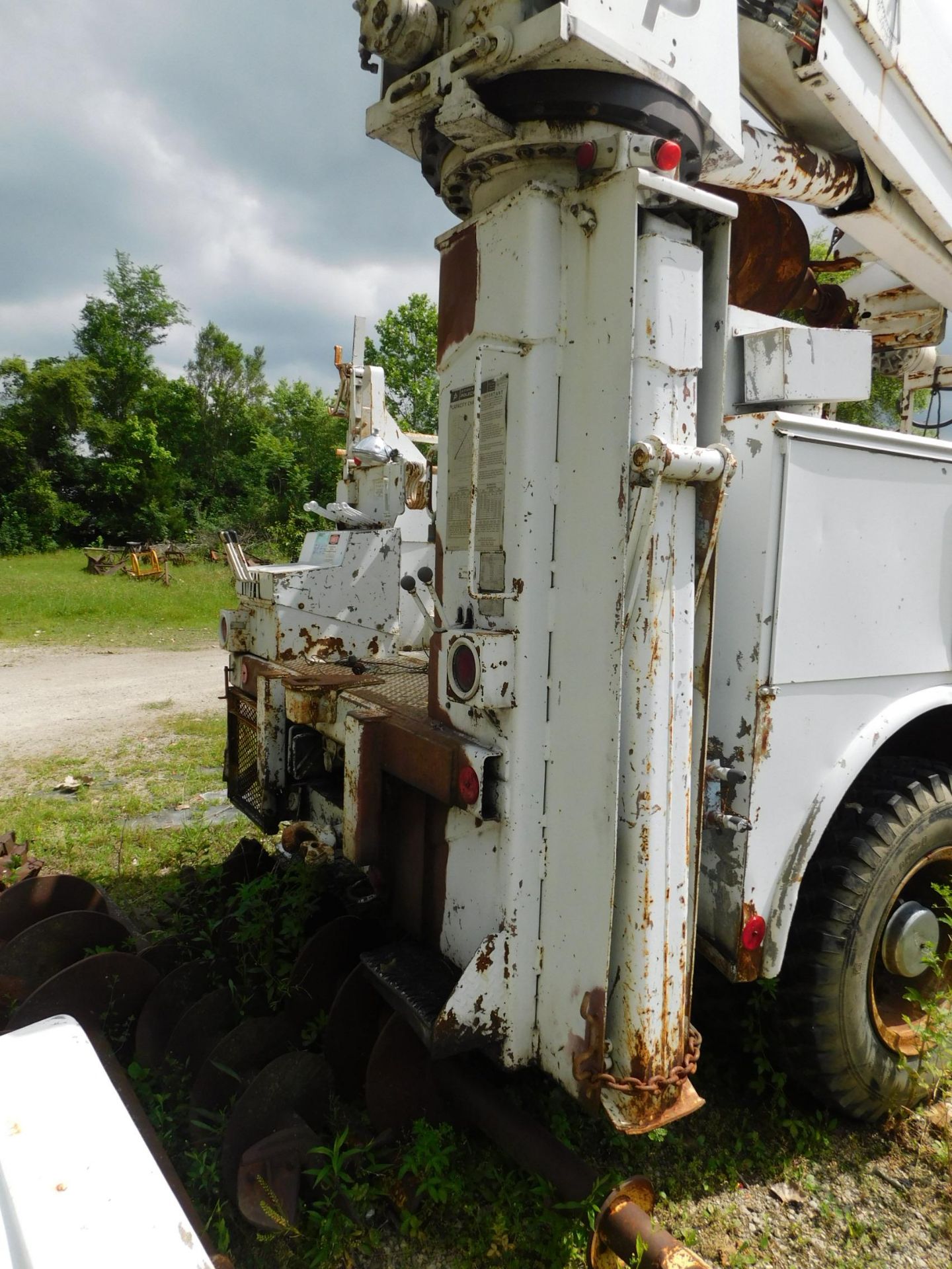 1985 Ford F700 Single Axle Auger/Pole Truck, VIN 1FDPF70H9FVA07189, Gas, 5-Speed Manual - Image 9 of 30