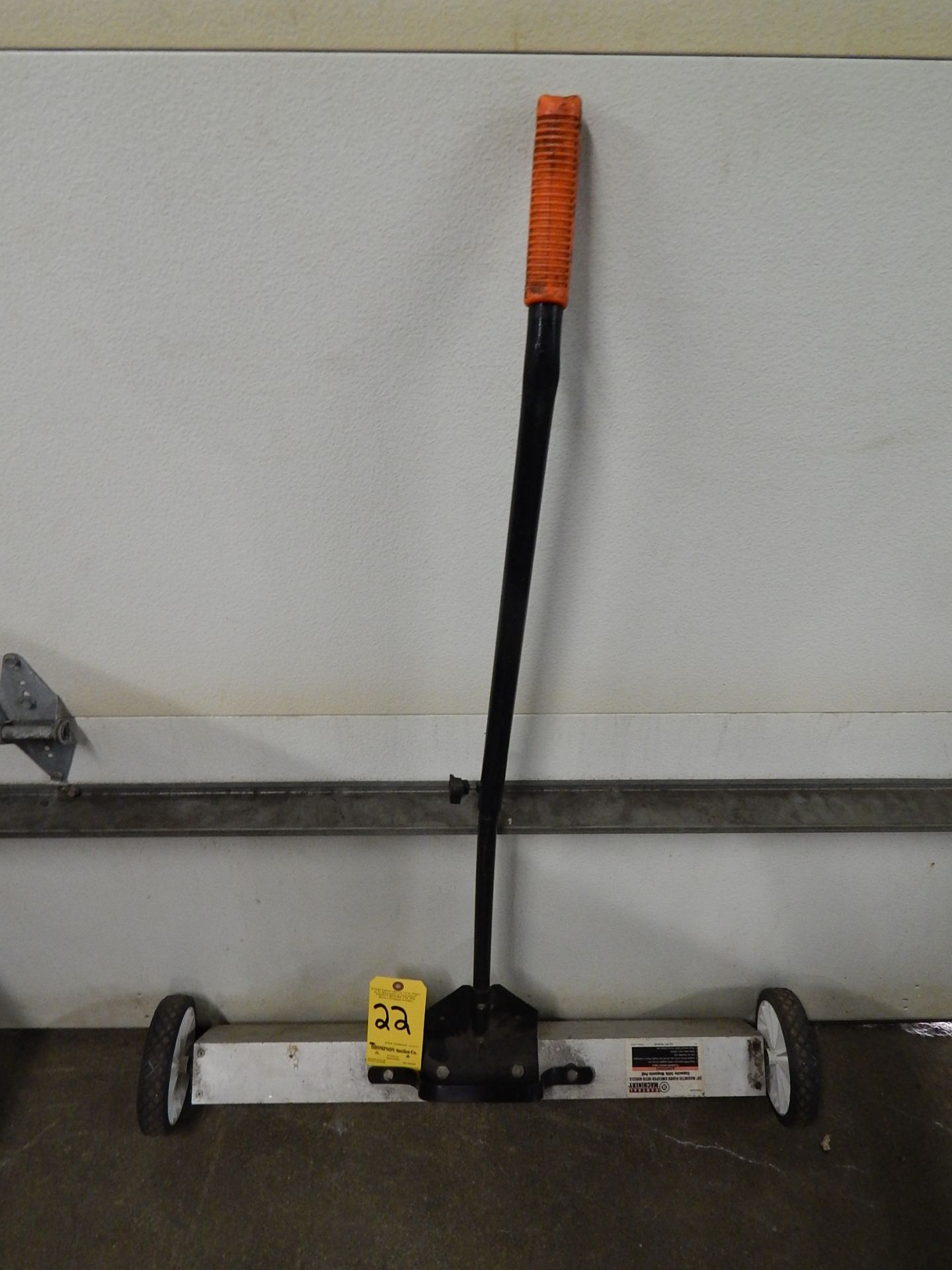 Central Machinery 30" Magnetic Floor Sweep