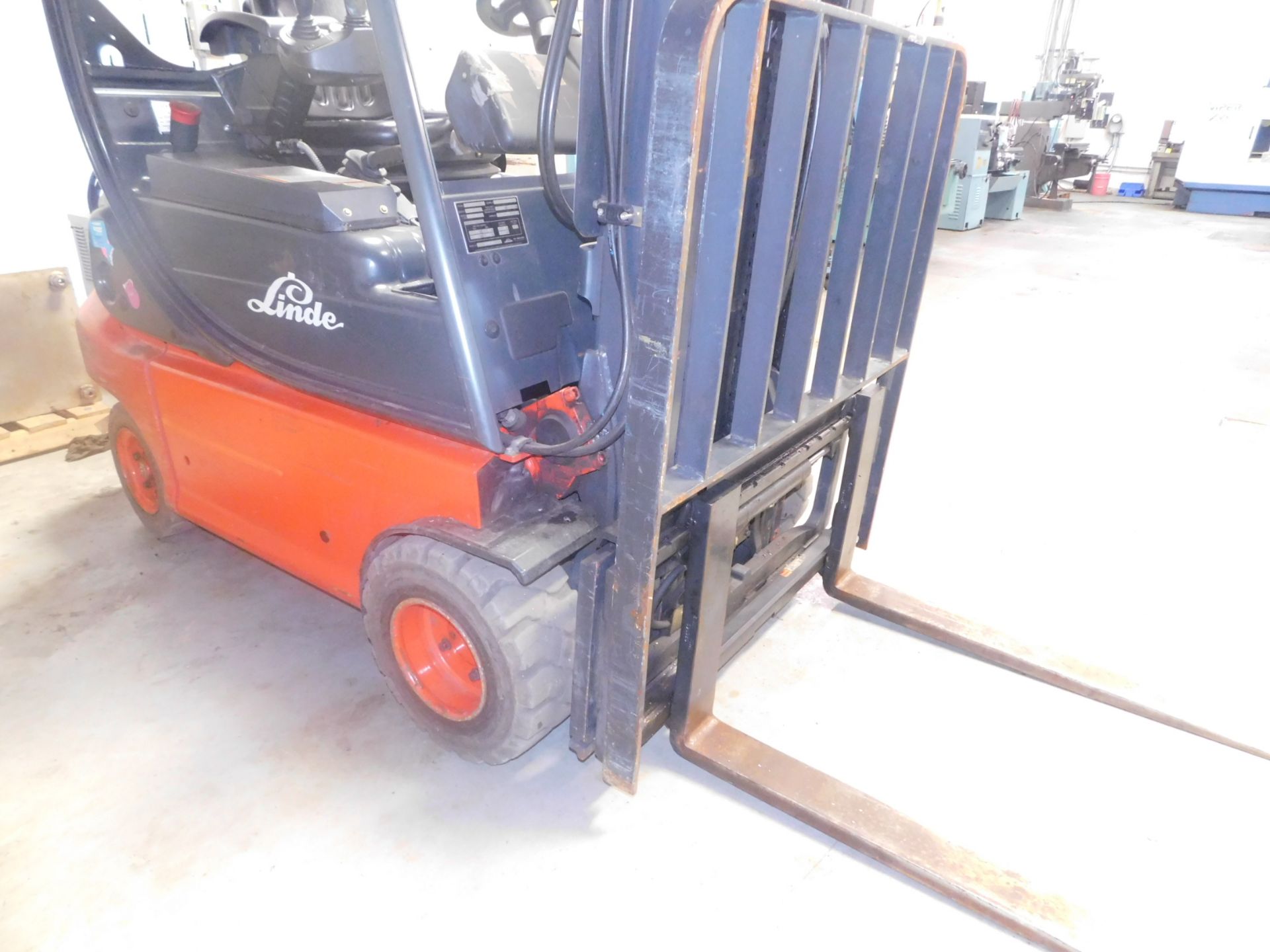 Linde Model E20P-02 Electric Forklift, SN H2X335PO2139, 4,400 lb. cap., 2-Stage Mast, Side Shift, - Image 5 of 14