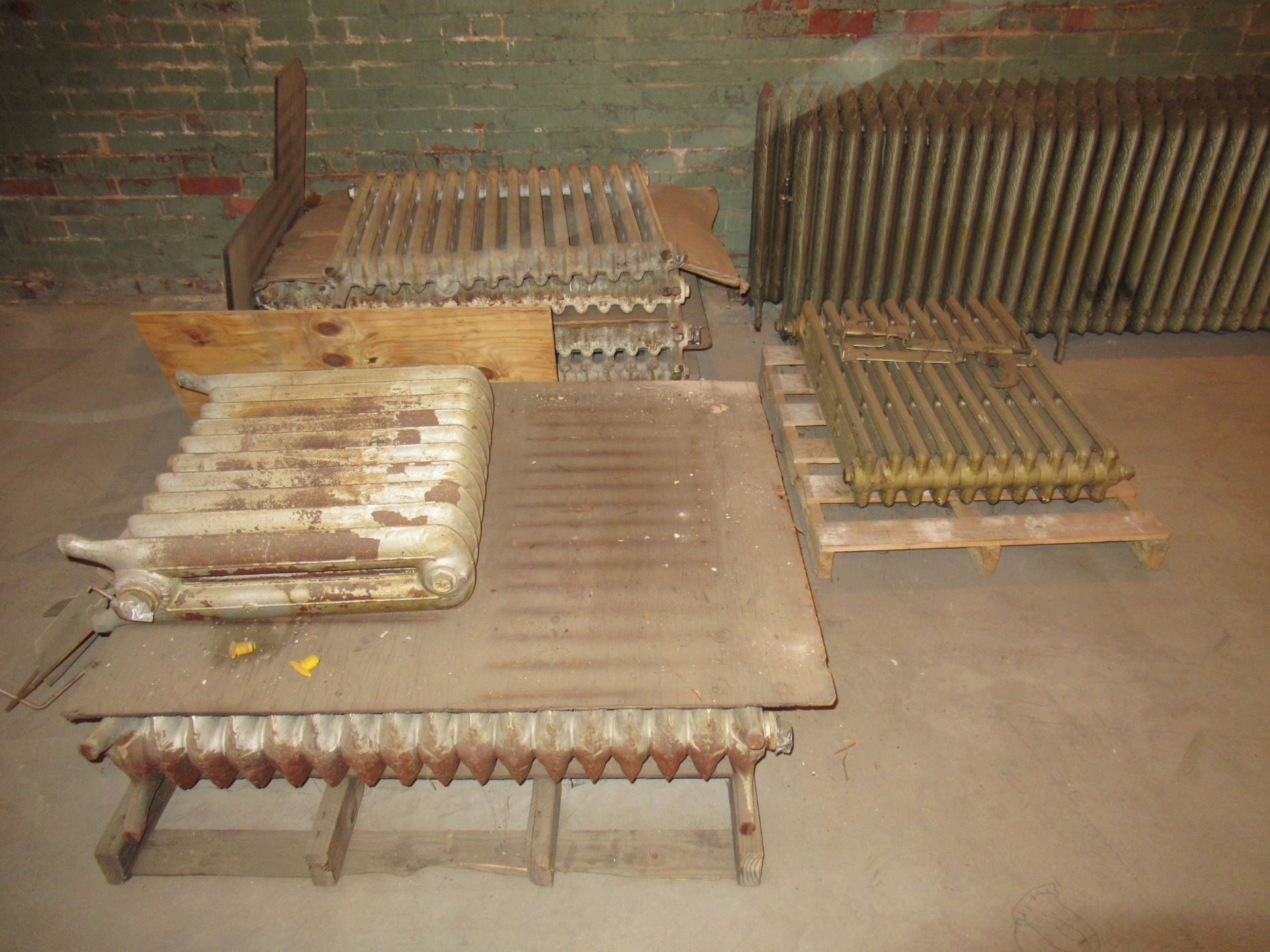 Radiators - Image 3 of 3