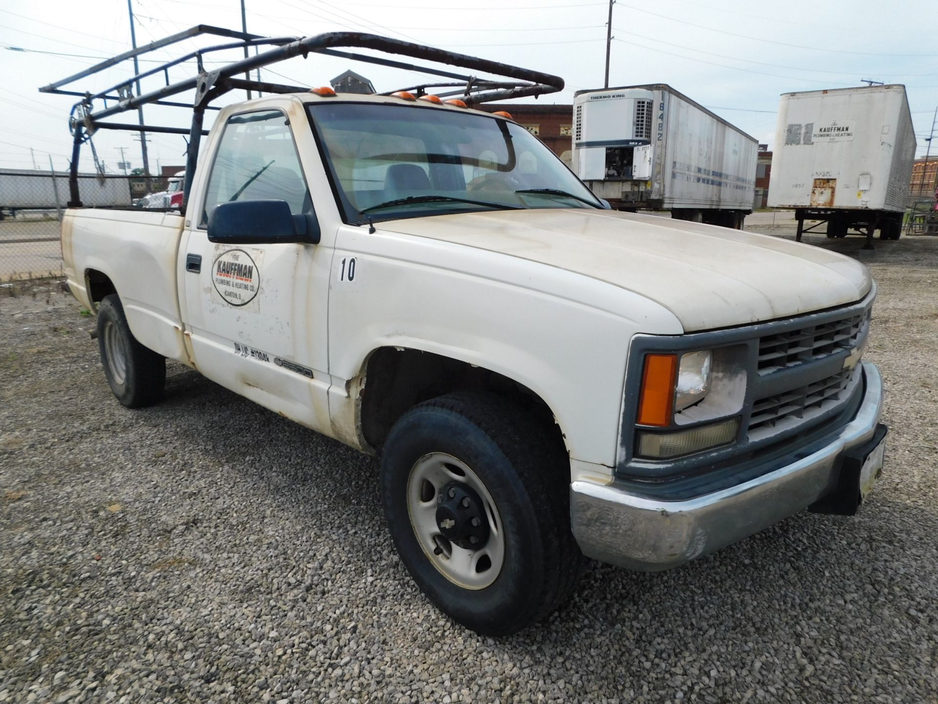 1998 Chevrolet 2500 Pickup, VIN 1GCGC24R0WZ261062, Automatic, AM/FM, Regular Cab, Ladder Rack, 8'