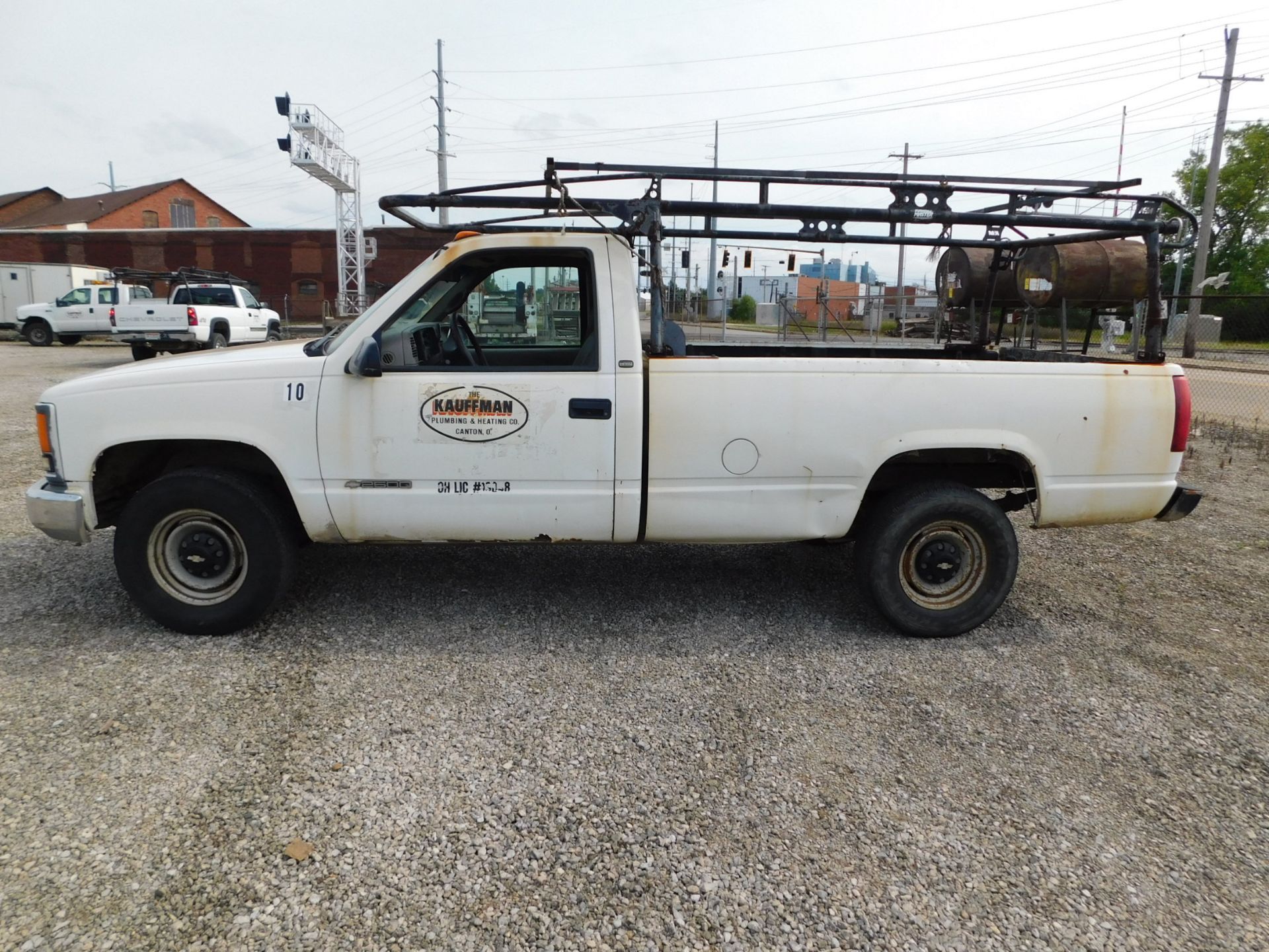 1998 Chevrolet 2500 Pickup, VIN 1GCGC24R0WZ261062, Automatic, AM/FM, Regular Cab, Ladder Rack, 8' - Image 10 of 38