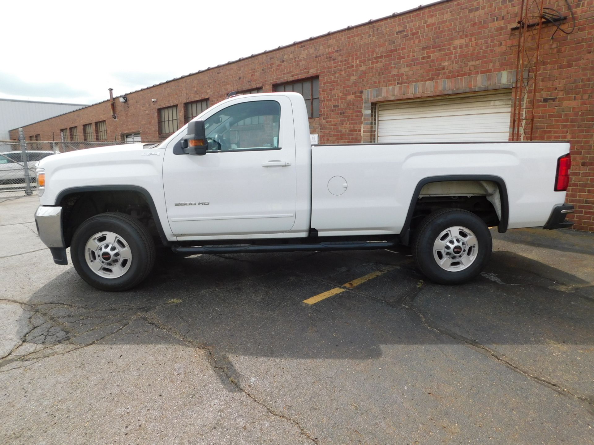 2018 GMC 2500 HD Pickup, VIN 1GT02SEG6JZ269242, 4 x 4, Automatic, Regular Cab, Cruise Control, AM/ - Image 4 of 30