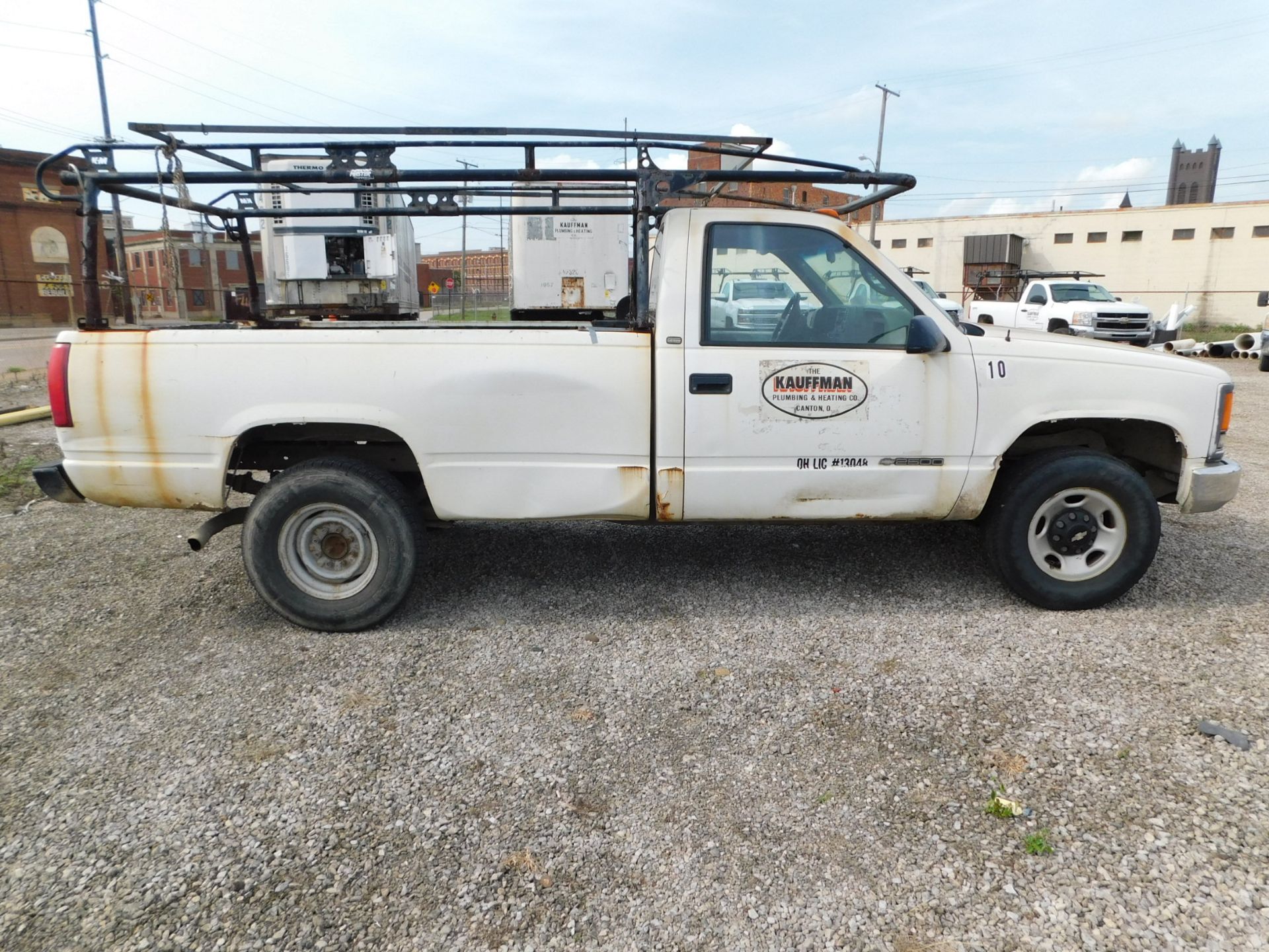 1998 Chevrolet 2500 Pickup, VIN 1GCGC24R0WZ261062, Automatic, AM/FM, Regular Cab, Ladder Rack, 8' - Image 5 of 38