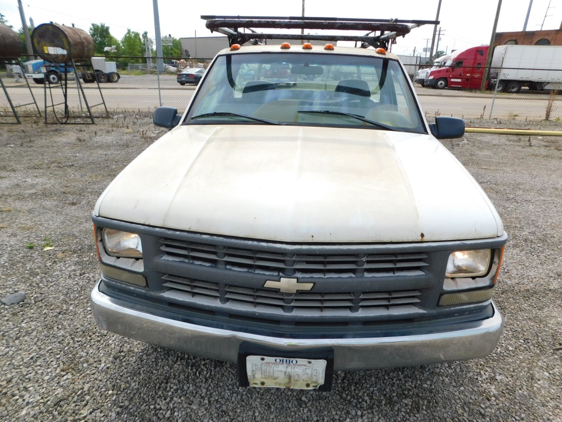 1998 Chevrolet 2500 Pickup, VIN 1GCGC24R0WZ261062, Automatic, AM/FM, Regular Cab, Ladder Rack, 8' - Image 3 of 38