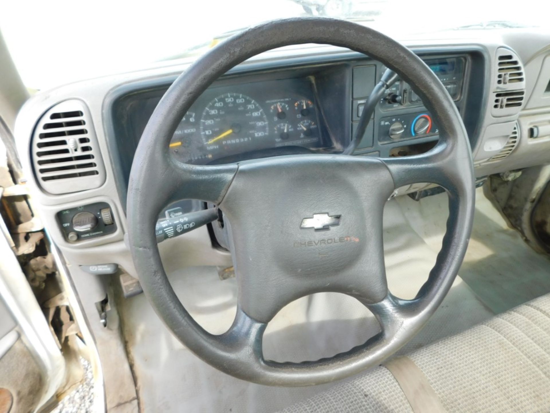 1998 Chevrolet 2500 Pickup, VIN 1GCGC24R0WZ261062, Automatic, AM/FM, Regular Cab, Ladder Rack, 8' - Image 33 of 38