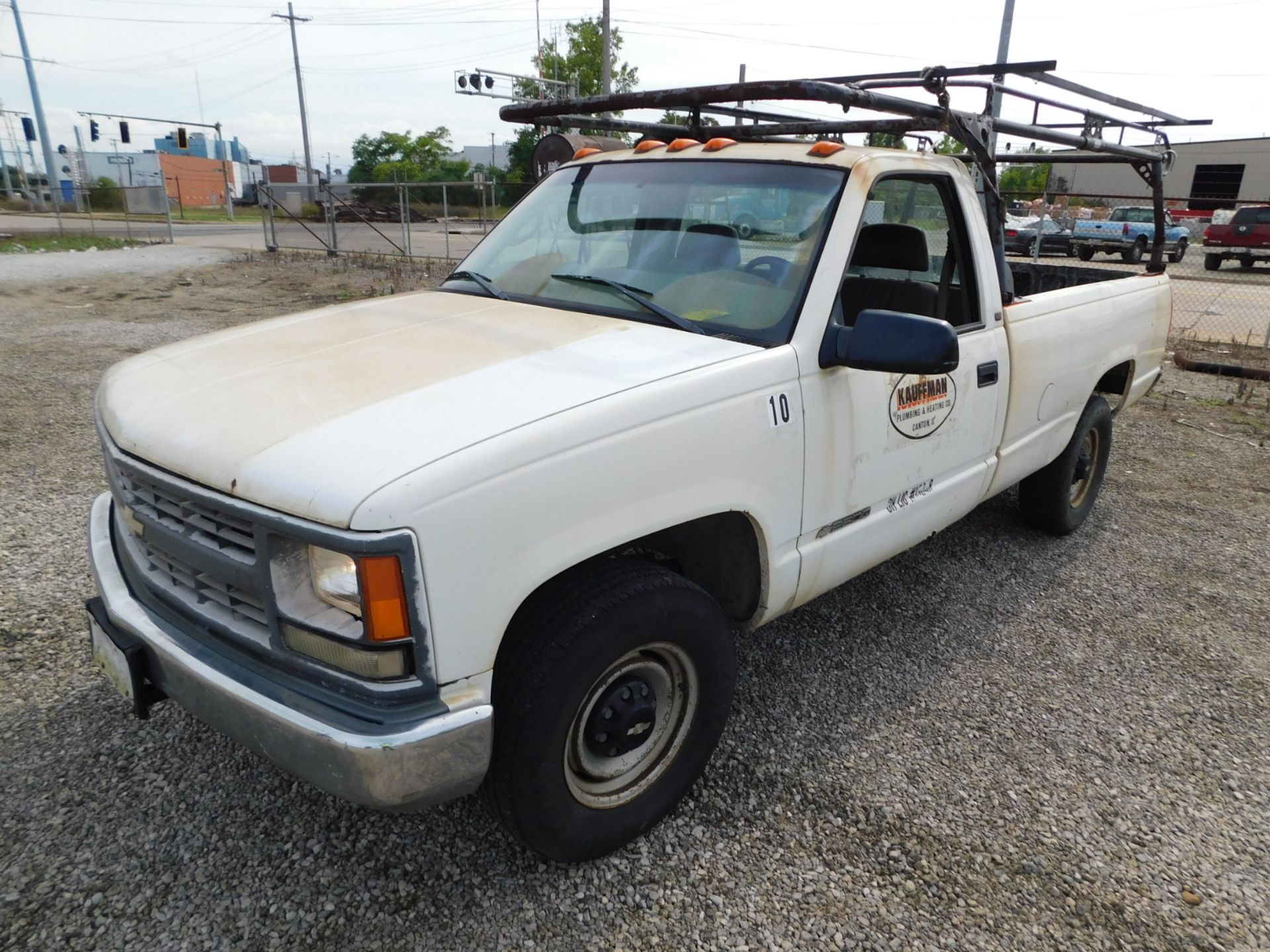 1998 Chevrolet 2500 Pickup, VIN 1GCGC24R0WZ261062, Automatic, AM/FM, Regular Cab, Ladder Rack, 8' - Image 11 of 38