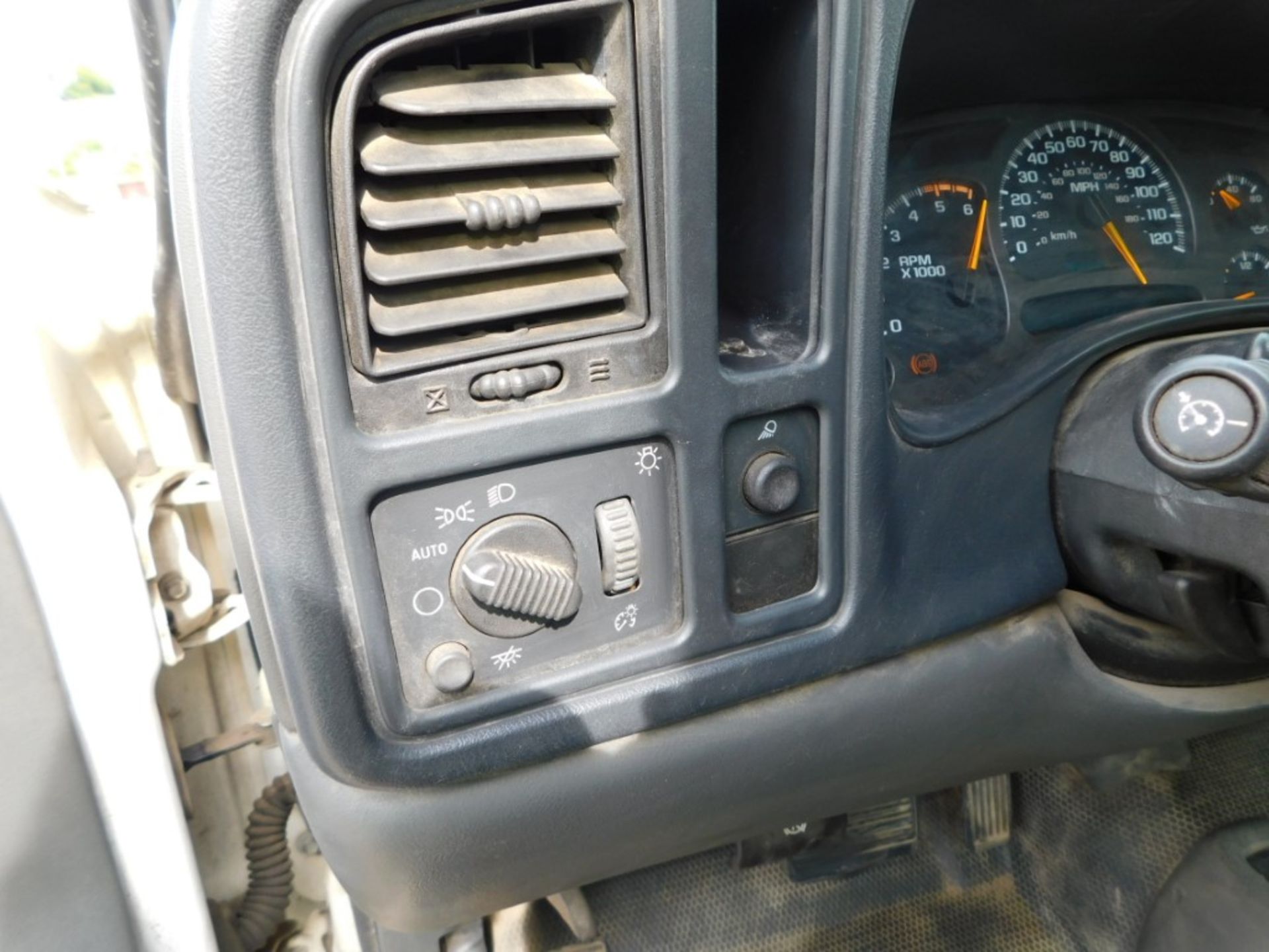 2004 Chevrolet Silverado 2500 HD Pickup, VIN 1GHCK24G74E186757, Regular Cab, Automatic, 4x4, AM/ - Image 35 of 43