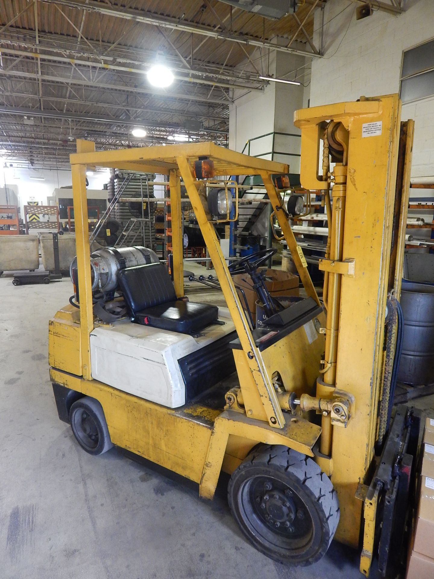 Komatsu Forklift, LP Gas, Hard Tire, Side Shift, 3-Stage Mast, 5,000 lbs (estimated) Cap., Loading - Image 2 of 4