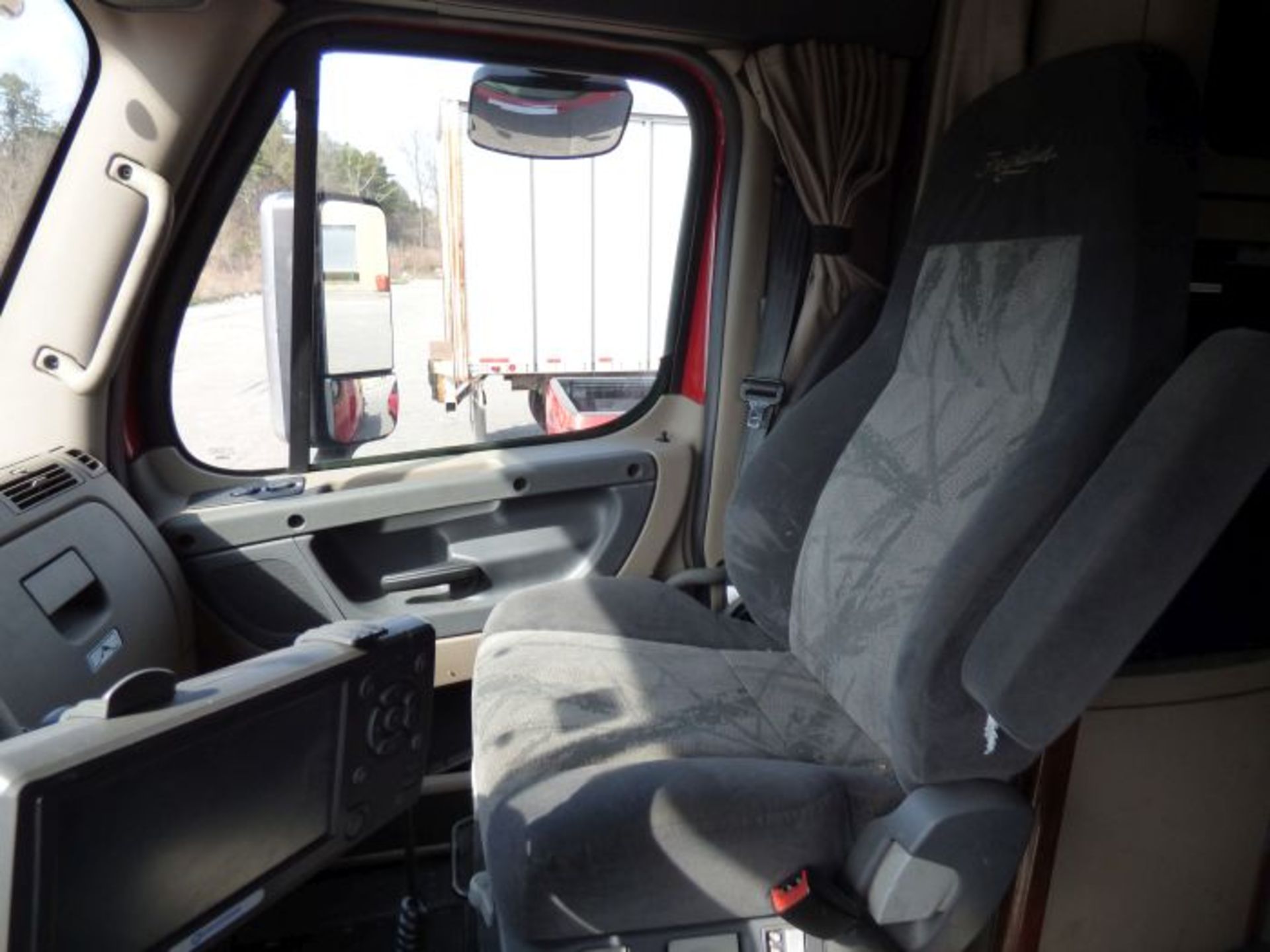 2015 Freightliner Cascadia 125 Semi Truck - Image 30 of 31