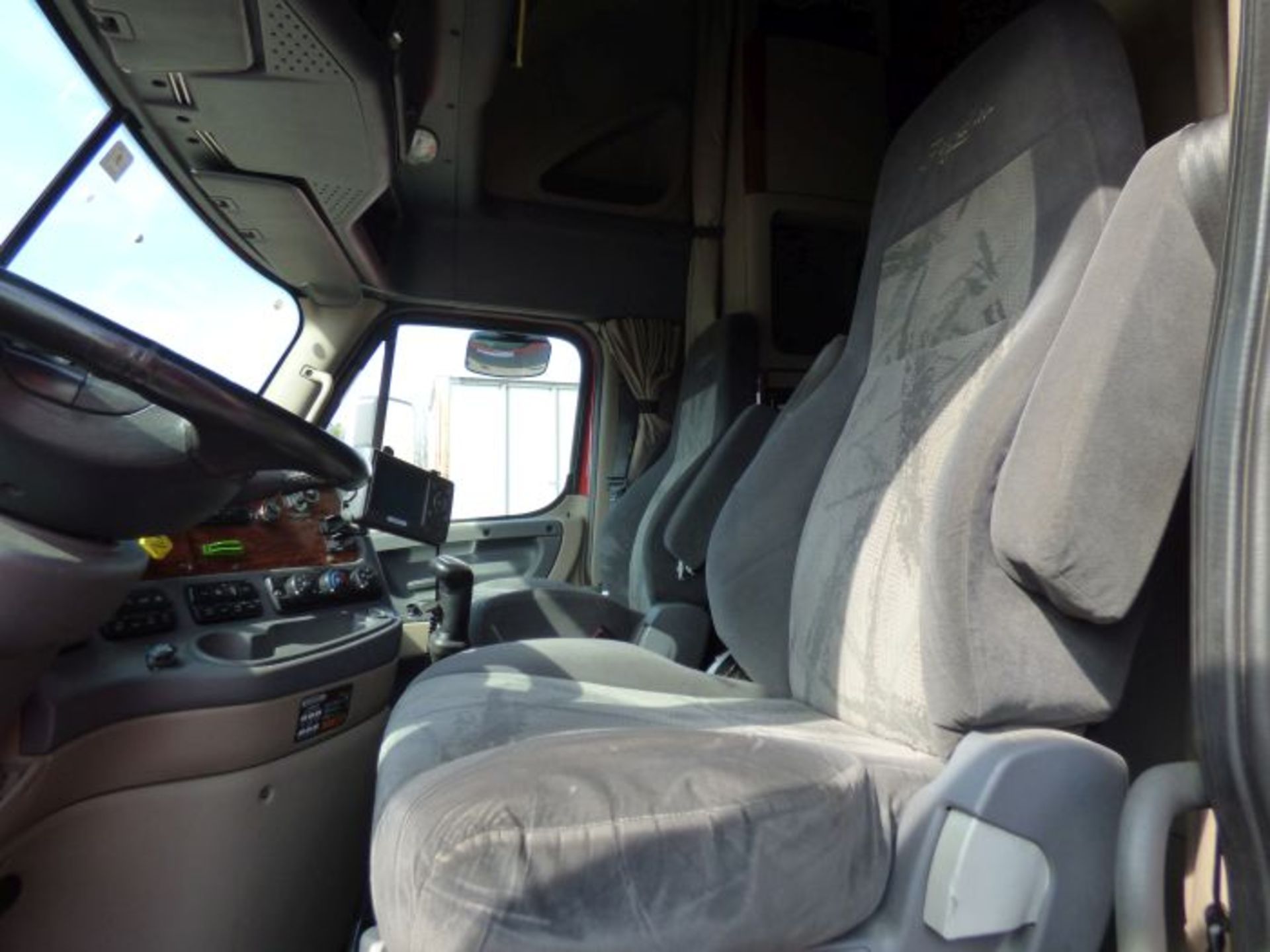 2015 Freightliner Cascadia 125 Semi Truck - Image 31 of 31