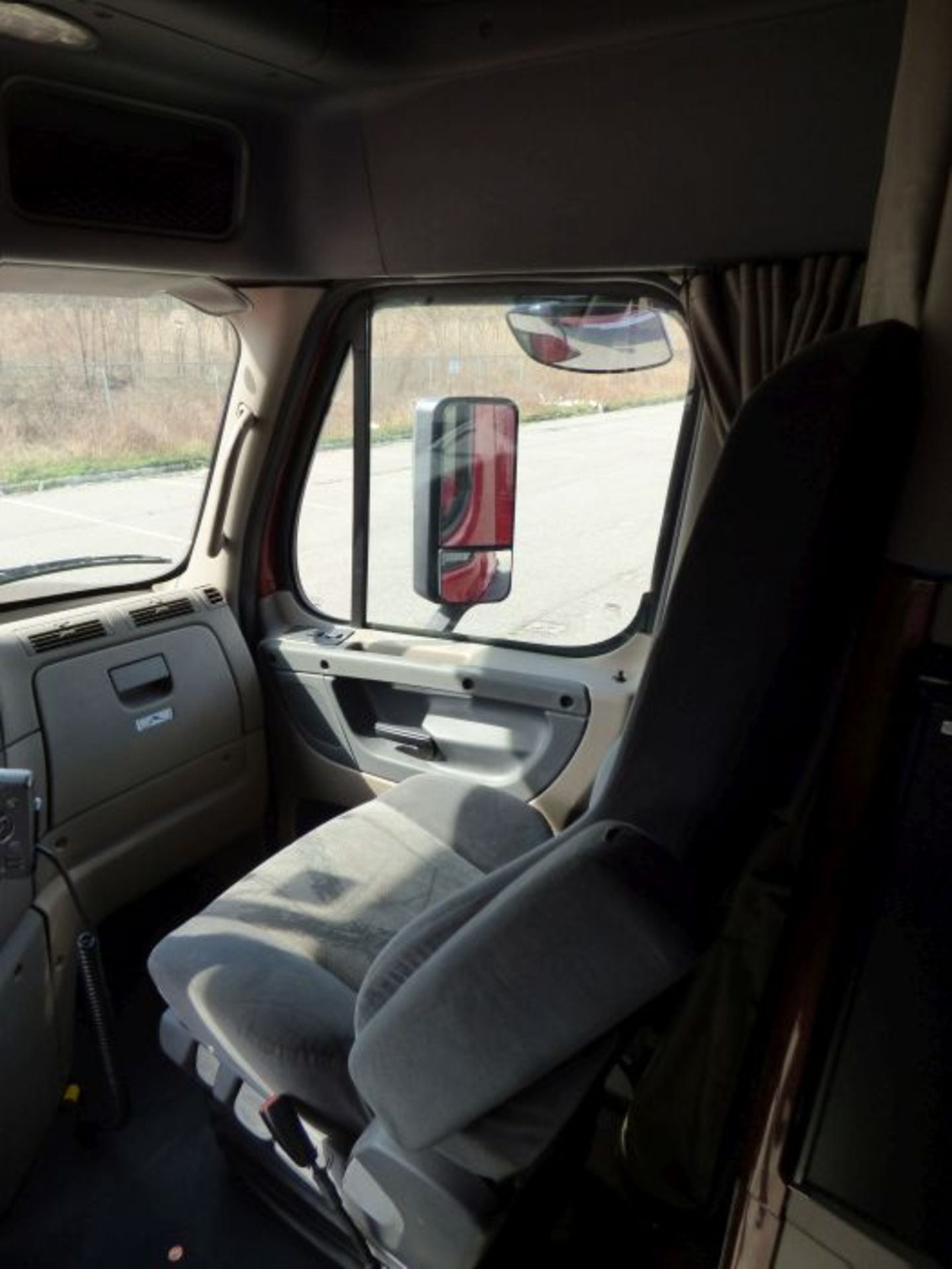 2015 Freightliner Cascadia 125 Semi Truck - Image 28 of 31