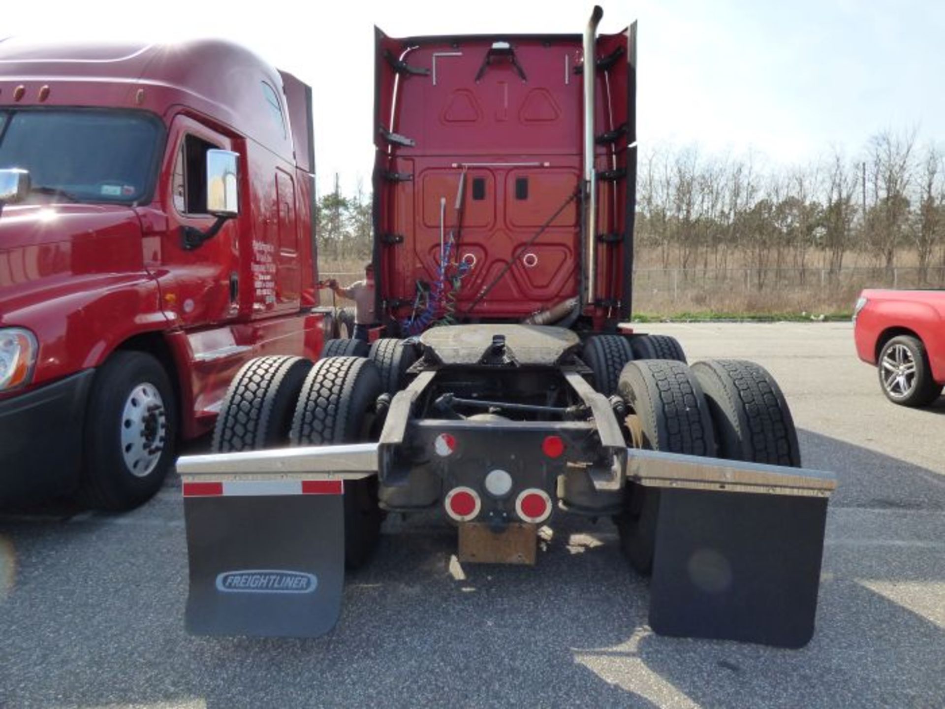 2015 Freightliner Cascadia 125 Semi Truck - Image 12 of 31