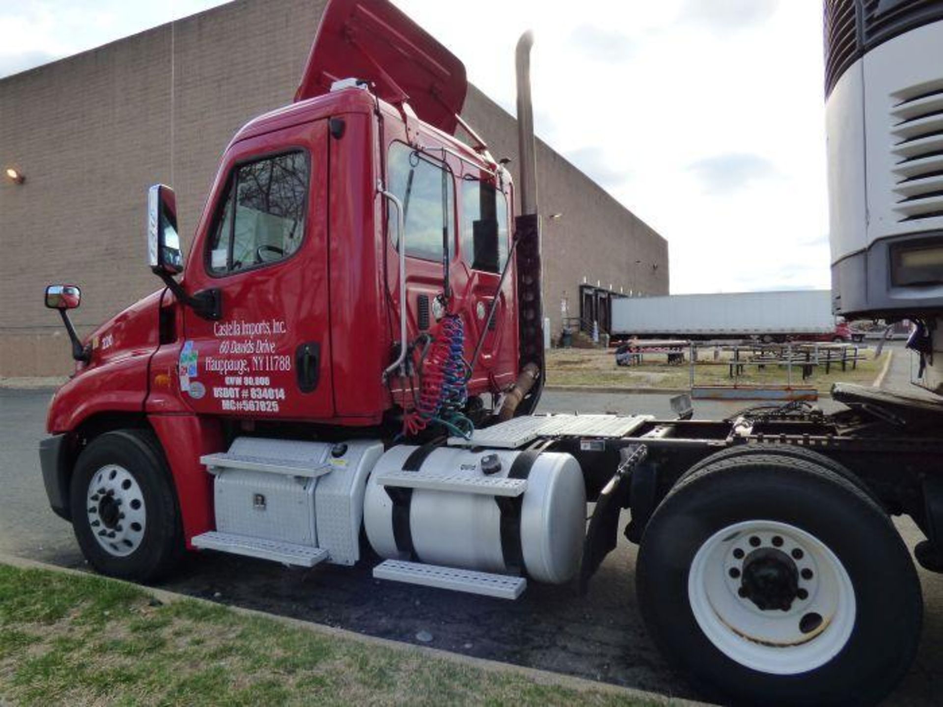 2013 Freightliner Cascadia 125 Semi Truck - Image 14 of 14