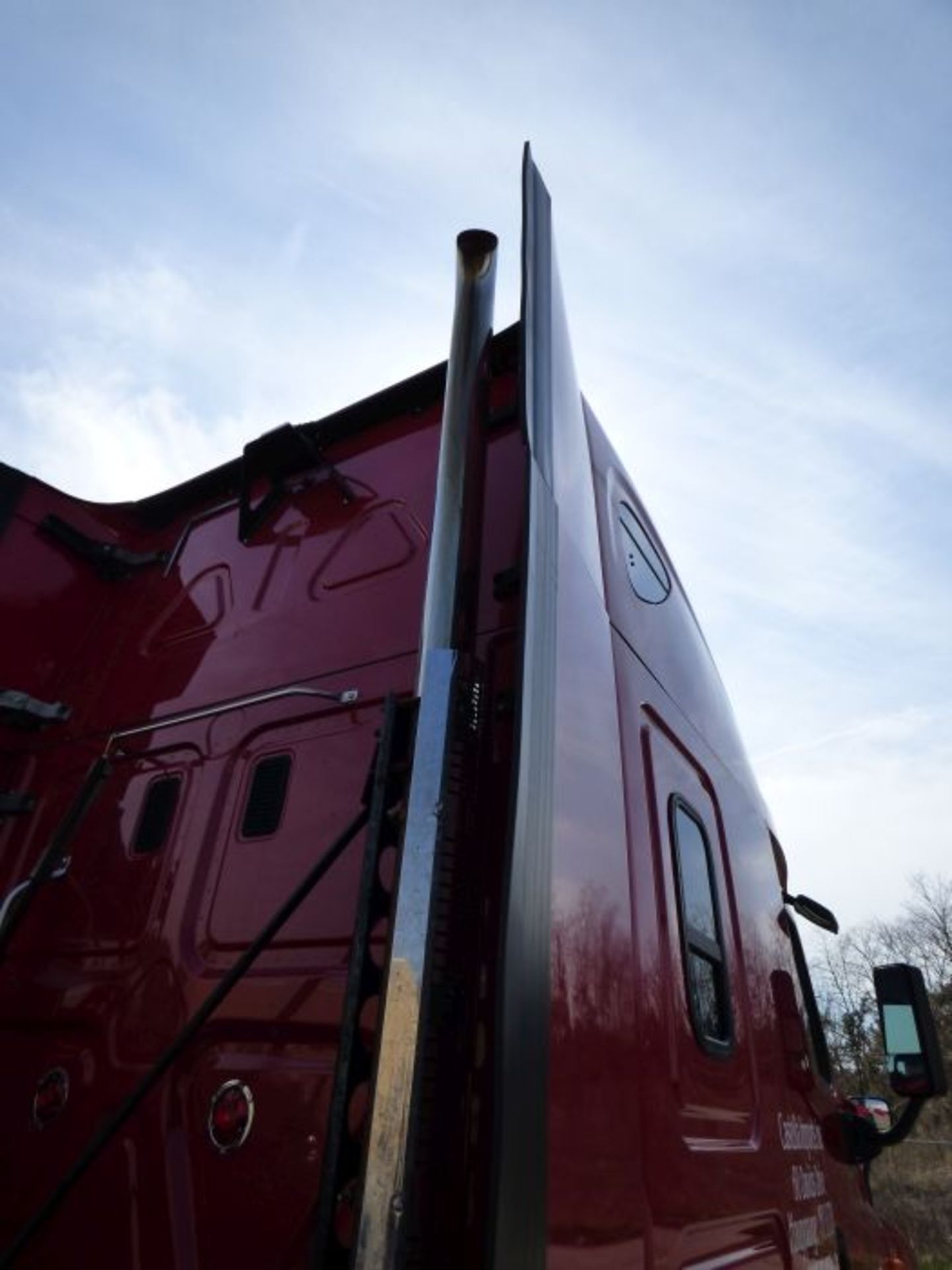 2015 Freightliner Cascadia 125 Semi Truck - Image 9 of 31