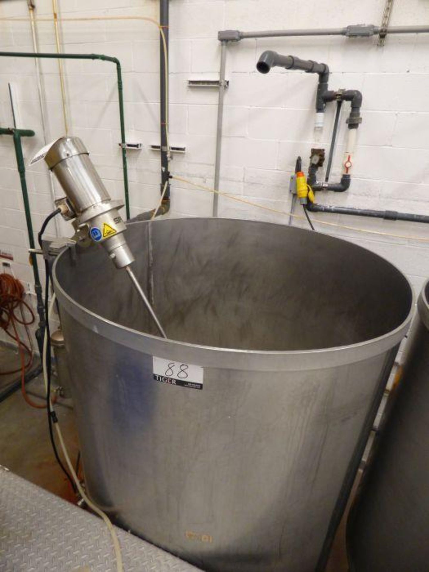 Barge Stainless Steel Single Wall Open Top Mix Tank with Mixer - Image 2 of 10