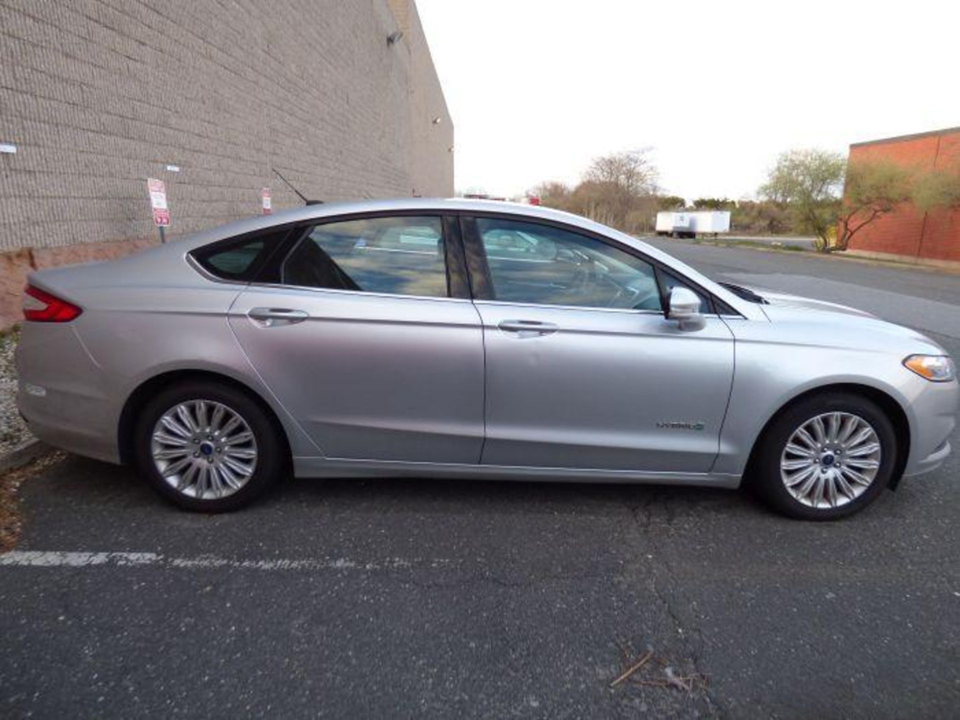 2015 Grey Ford Fusion SE Hybrid - Image 4 of 23