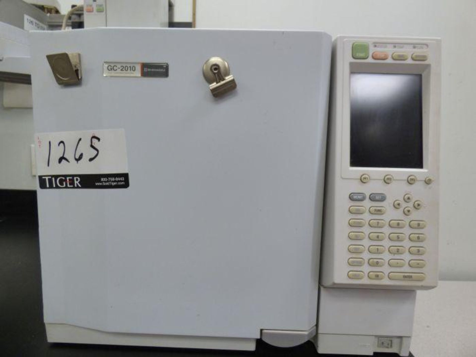 Shimadzu Gas Chromatograph - Image 5 of 6