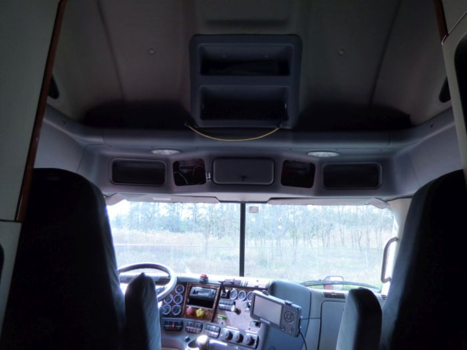 2015 Freightliner Cascadia 125 Semi Truck - Image 26 of 31