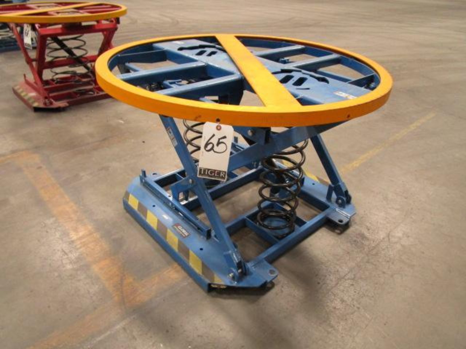 Global Industrial Pallet Carousel Skid Positioner