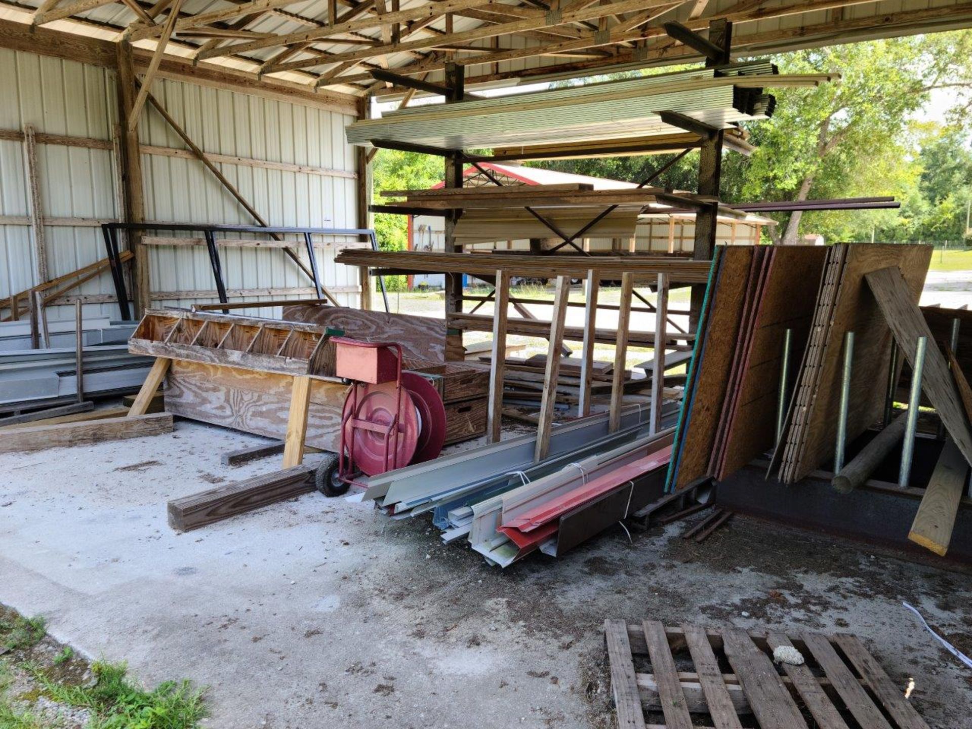 Lot Contents Shed - Image 5 of 13