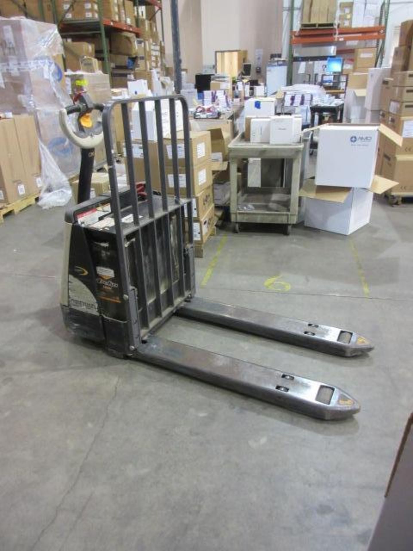 Crown Electric Pallet Jack - Bild 3 aus 6