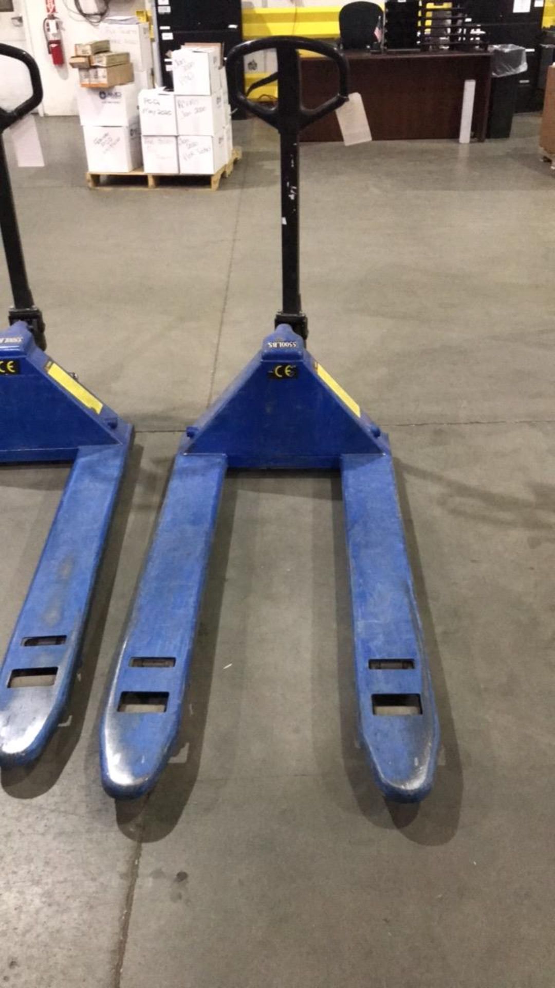 Hydraulic Pallet Jacks - Image 2 of 5