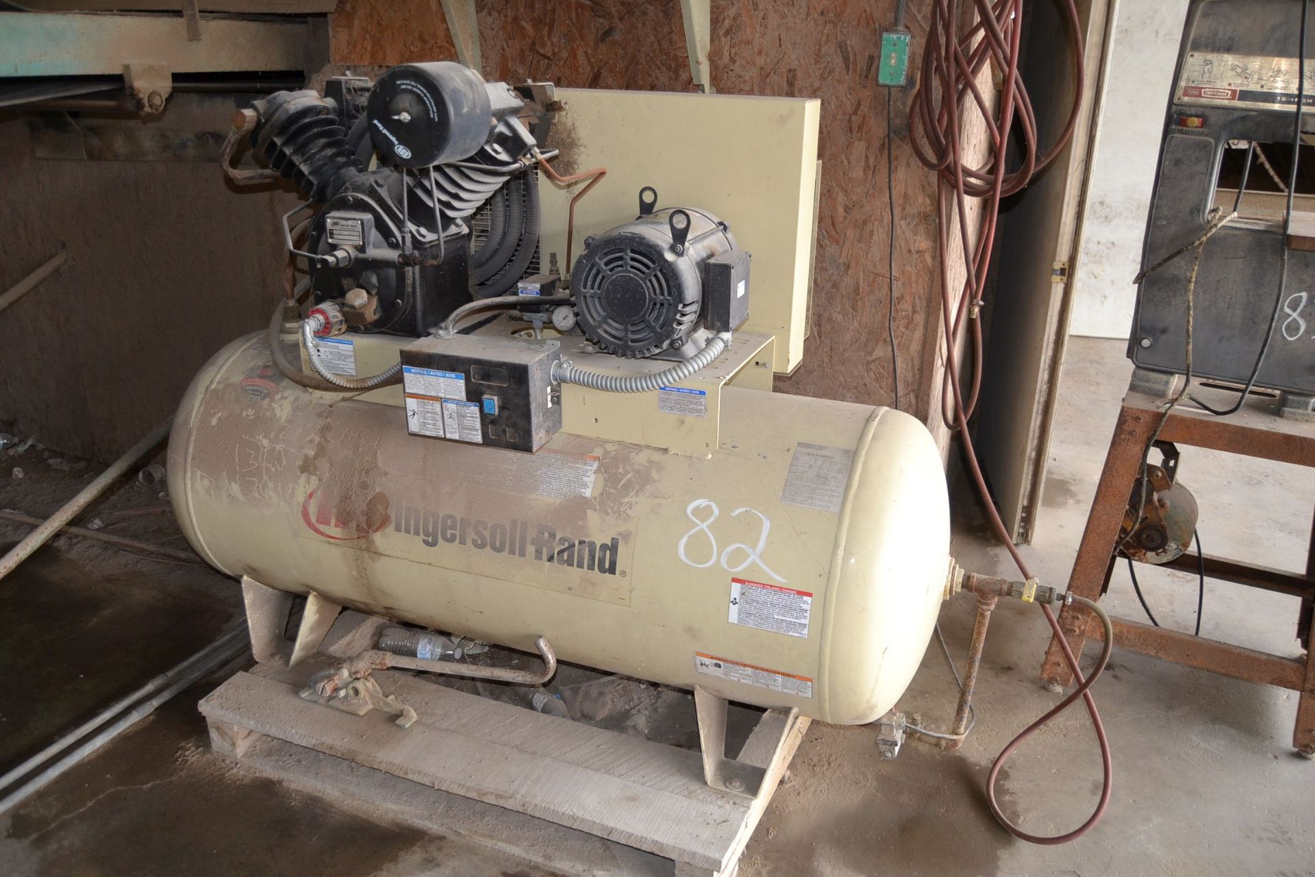 INGERSOLL RAND 10HP TANK MOUNTED AIR COMPRESSOR