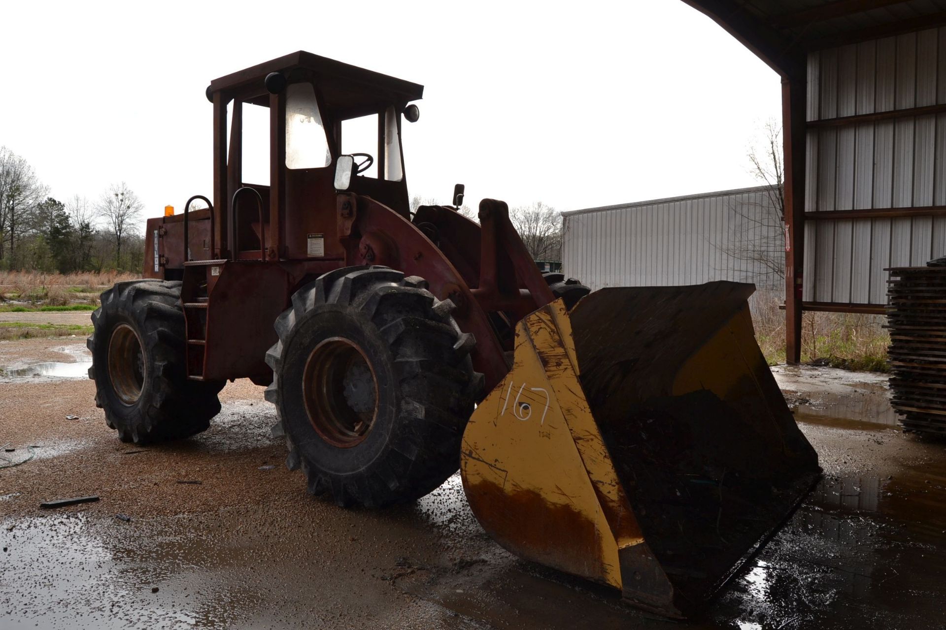 TAYLOR BIG RED ARTICULATING WHEEL LOADER W.BUCKET; W/DETROIT ENGINE; W/23.1X26 TIRES - Image 3 of 4